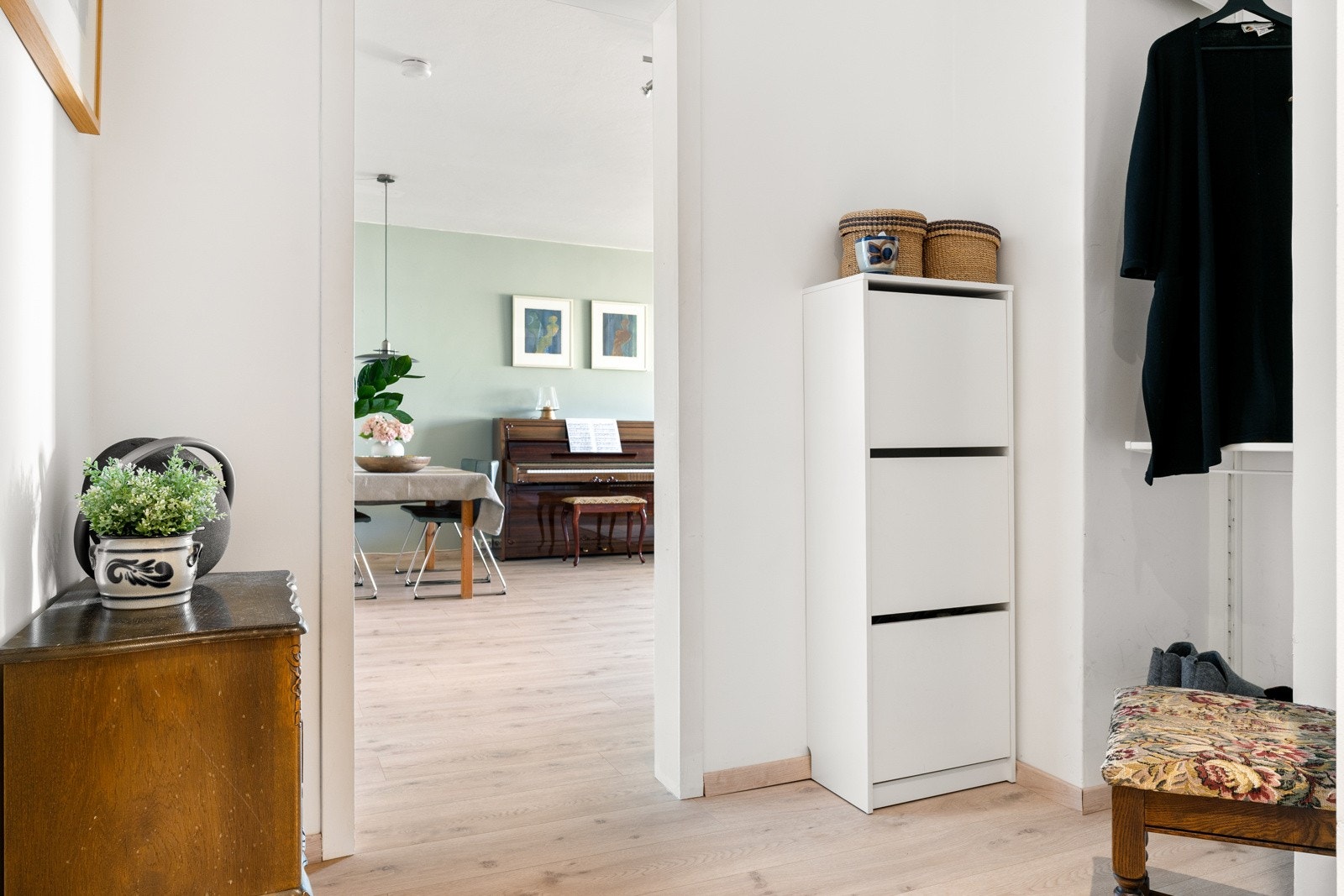 I entréen er det plass til å innrede med flere garderobeløsninger. Samtidig er det nisje som kan endres til garderobeskap. Galleribilde