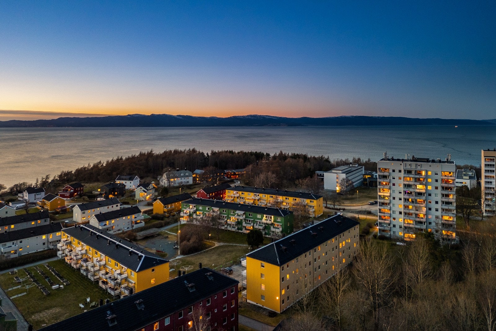Boligen har en flott beliggenhet i rolige omgivelser. Her er det umiddelbar nærhet til Ladestien, parkområder og Djupvika. Galleribilde