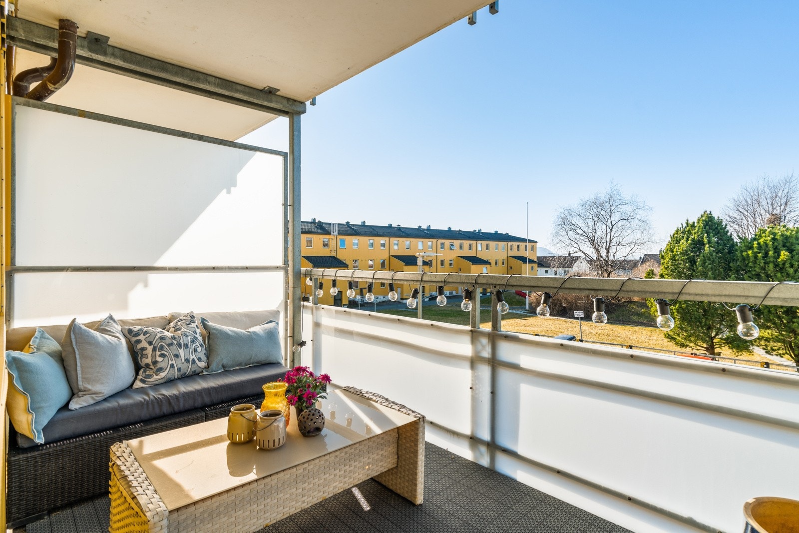 Fra stuen er det utgang til en trivelig balkong på ca. 7 kvm. Galleribilde