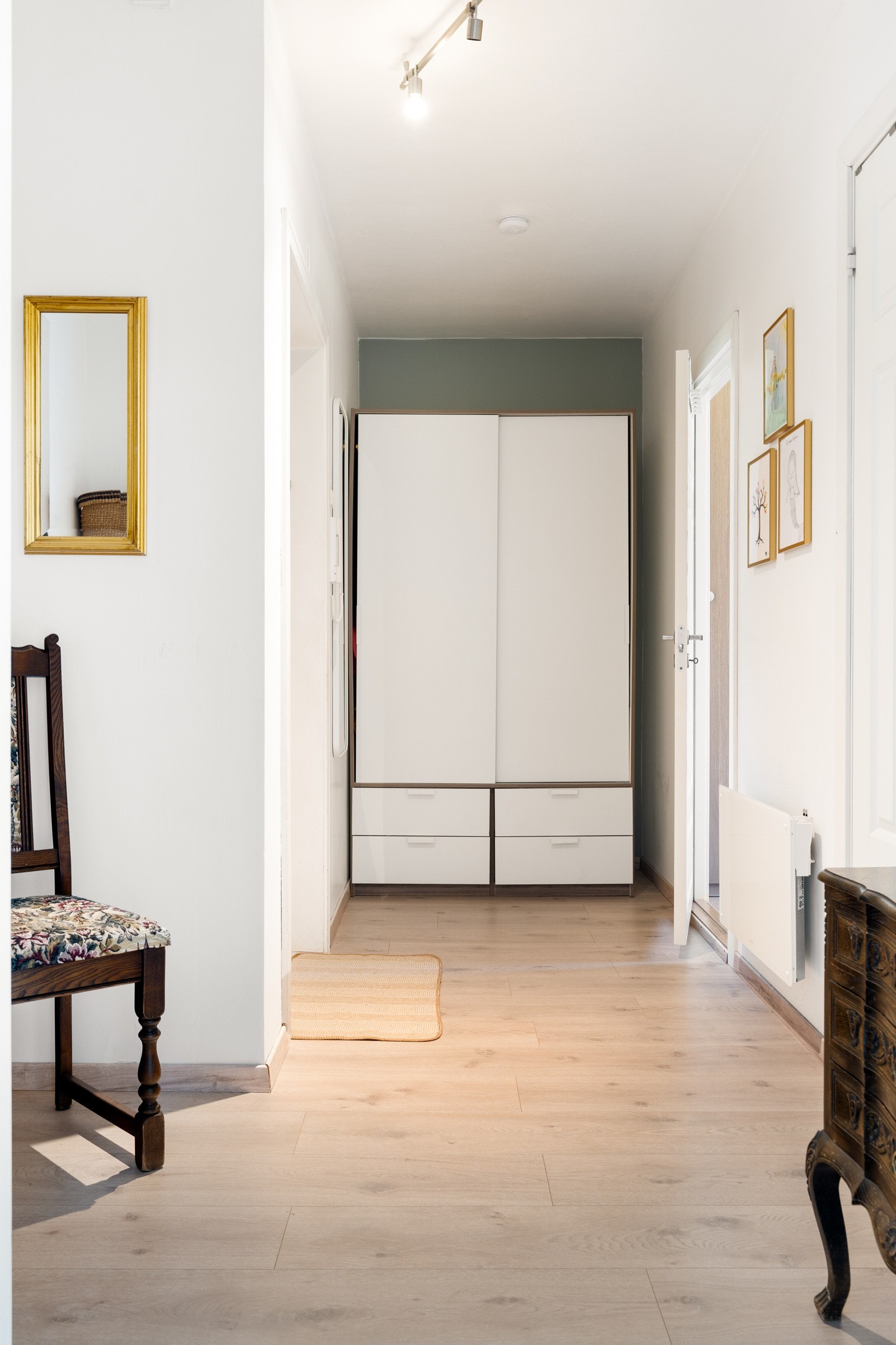 Entréen er av god størrelse og målt til ca. 7,7 kvm. Galleribilde