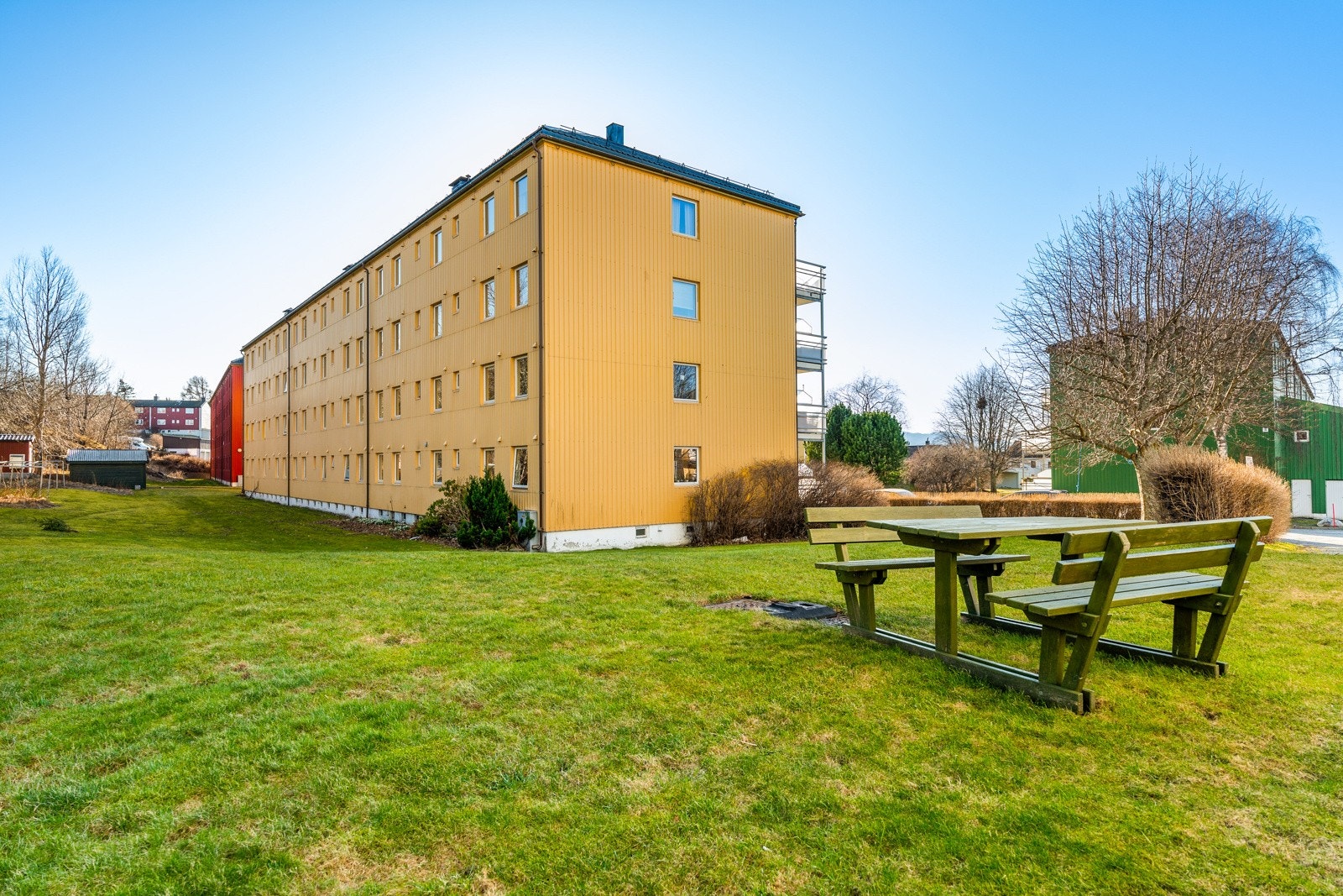 Innad i aksjelaget er det store felles områder og parkeringsplass for beboere etter søknad. Galleribilde