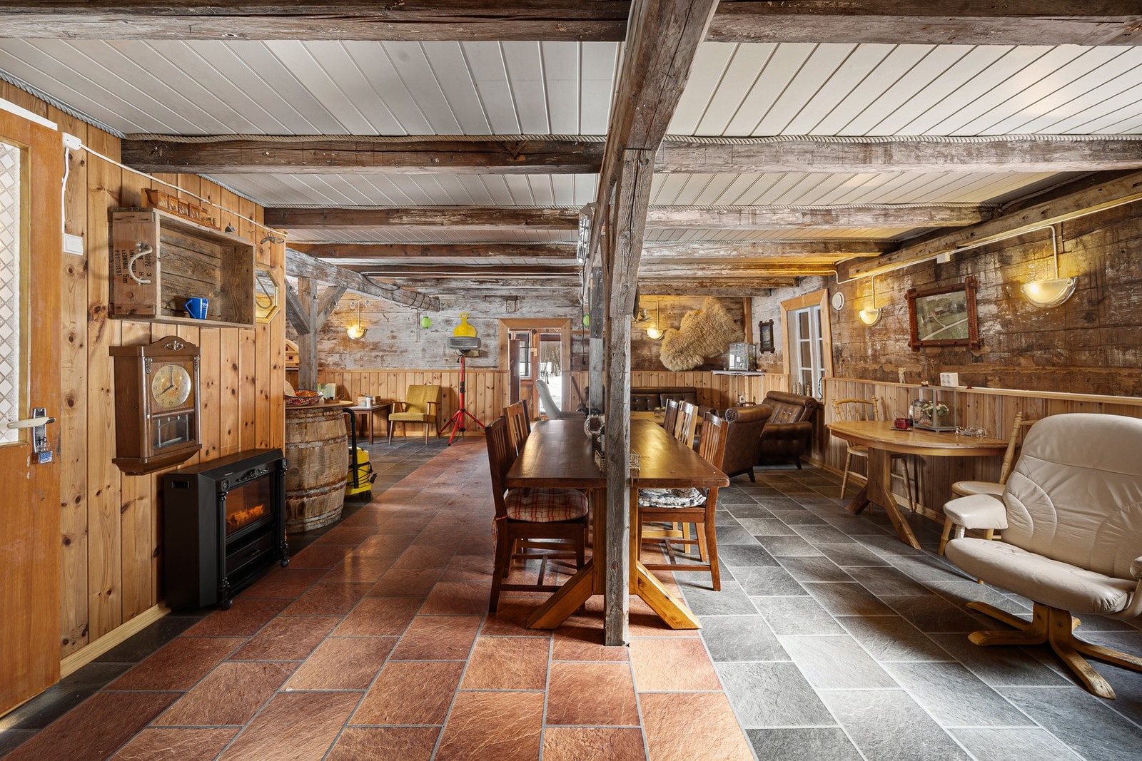 Innvendig er det innredet med spisebord og sittegrupper, så her er det rikelig med plass til store selskaper! Galleribilde
