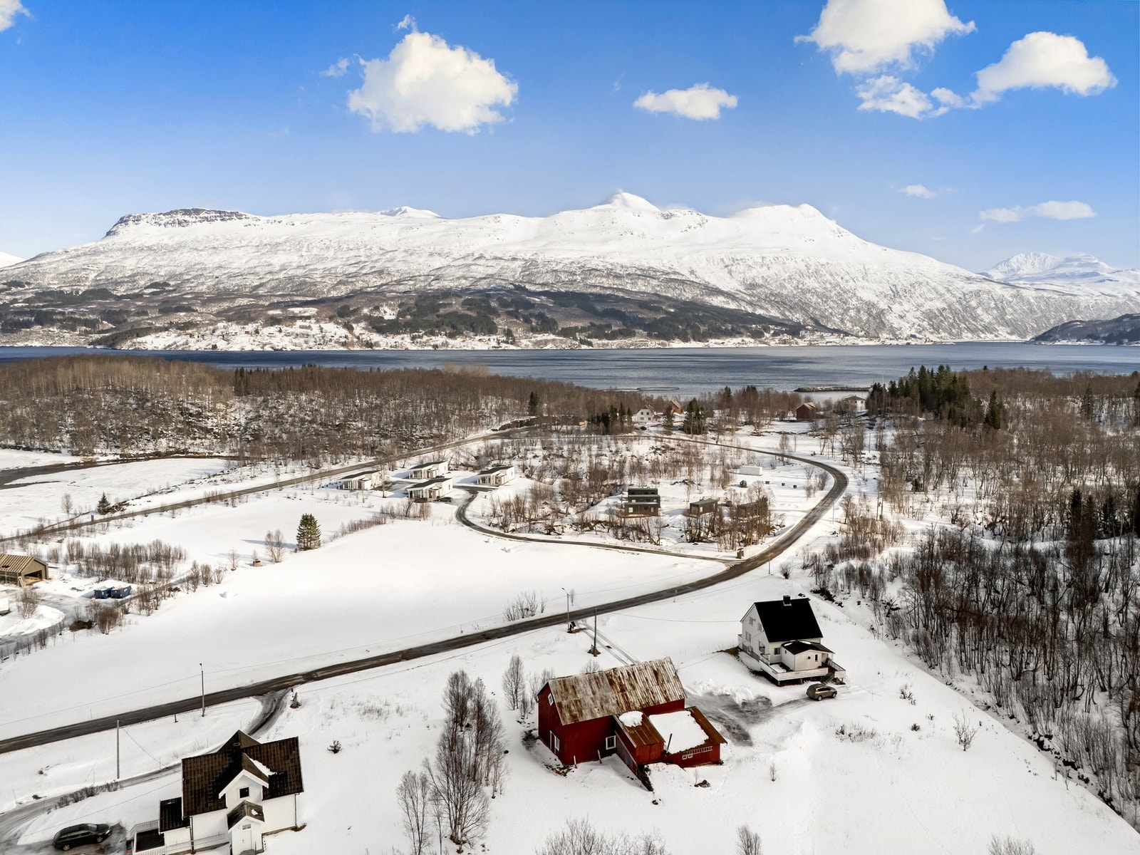 Rolige, landlige og idylliske omgivelser uten naboer tett innpå Galleribilde