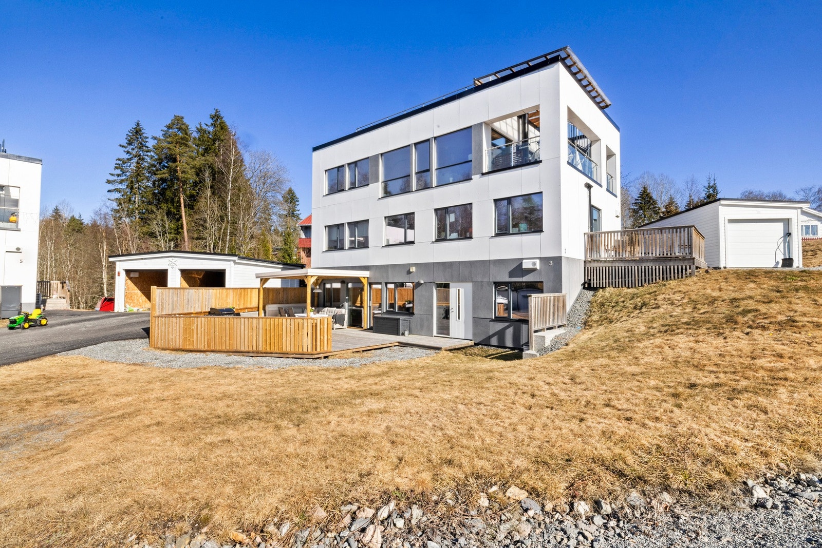Området er ideelt for barnefamilier, med kort avstand til både ungdomsskole og barnehager. Galleribilde