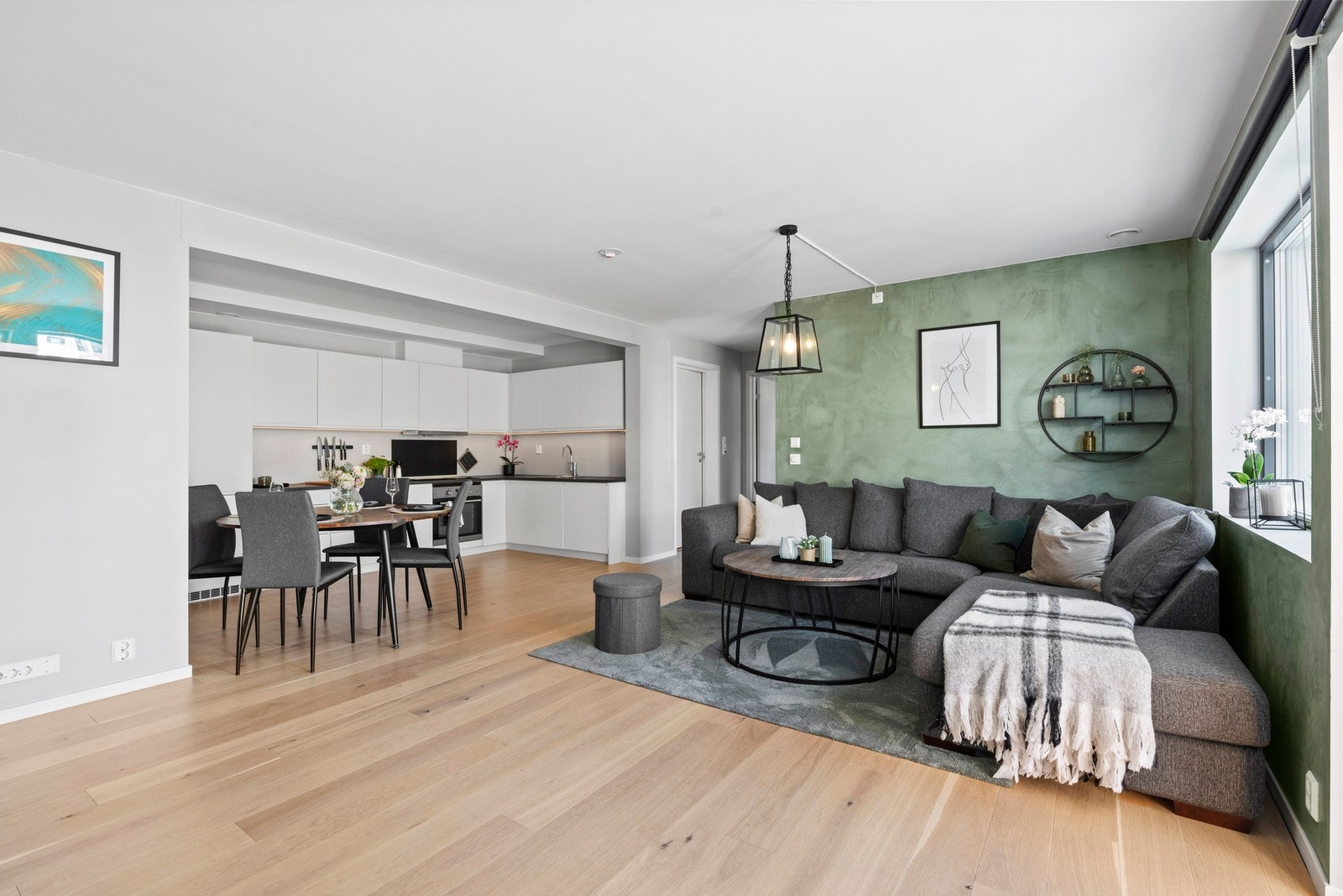 Den åpne løsningen mot kjøkkenet gir deg frihet til å innrede etter eget behov, med god plass til stor sofa for filmkvelder og et spisebord. Galleribilde