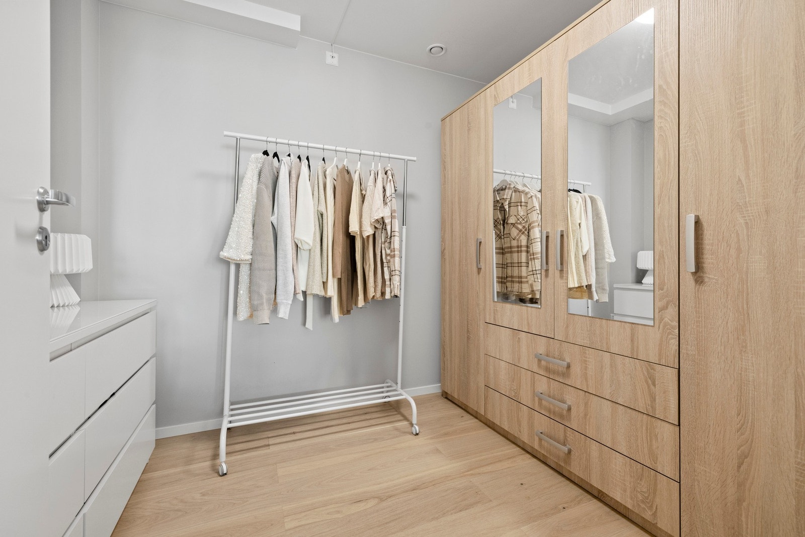 Leiligheten har en romslig bod som også fint kan benyttes som walk-in closet med garderobeskap og tilhørende møblement Galleribilde