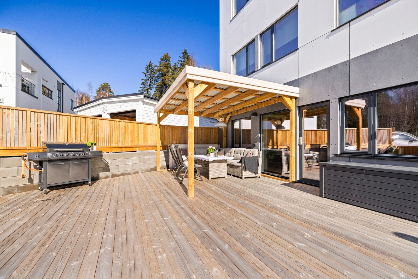 Uteområdet har god plass til både spisegruppe, lounge og grill. Galleribilde