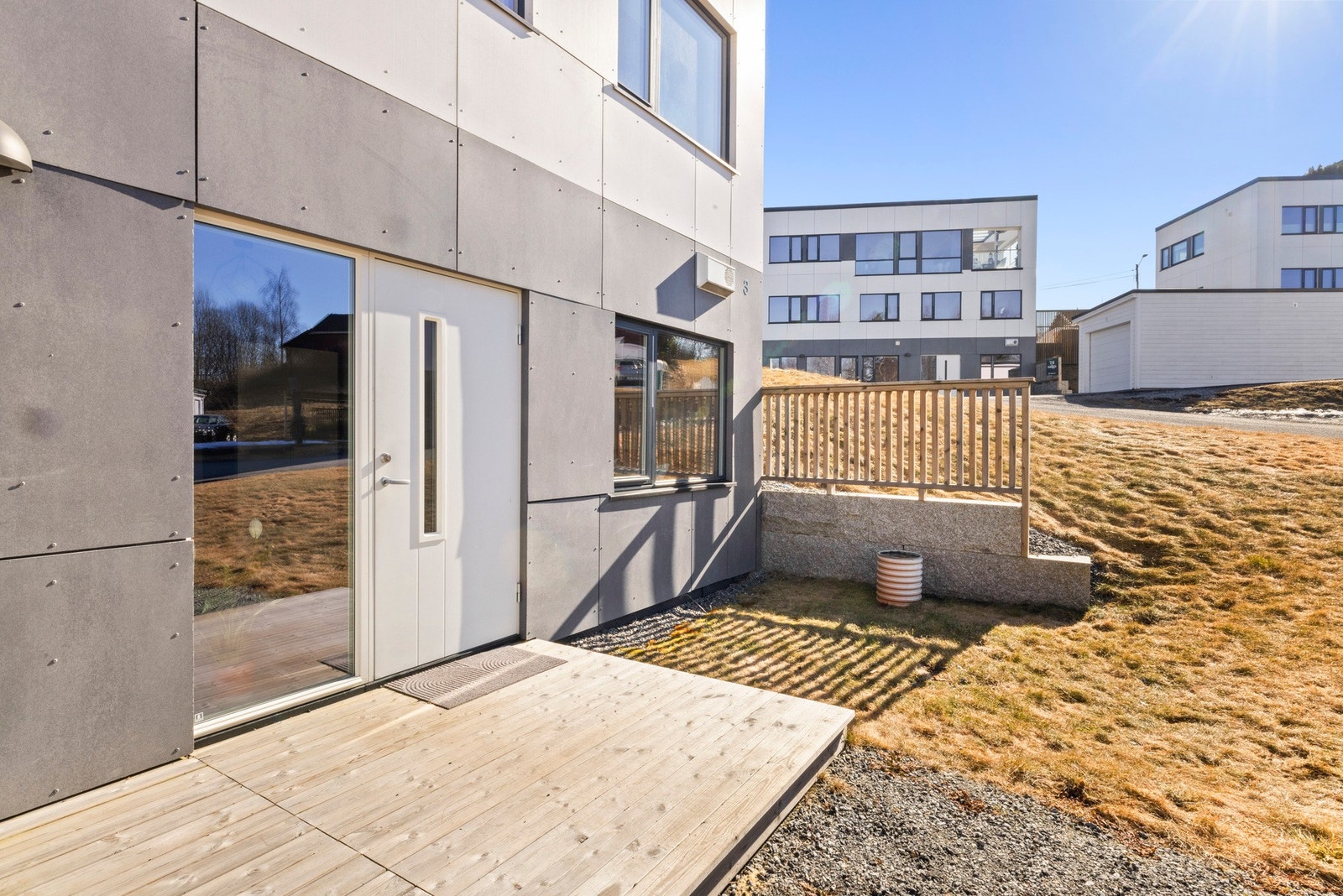 Ved inngangspartiet er det en vestvendt markterrasse med gode solforhold. Galleribilde
