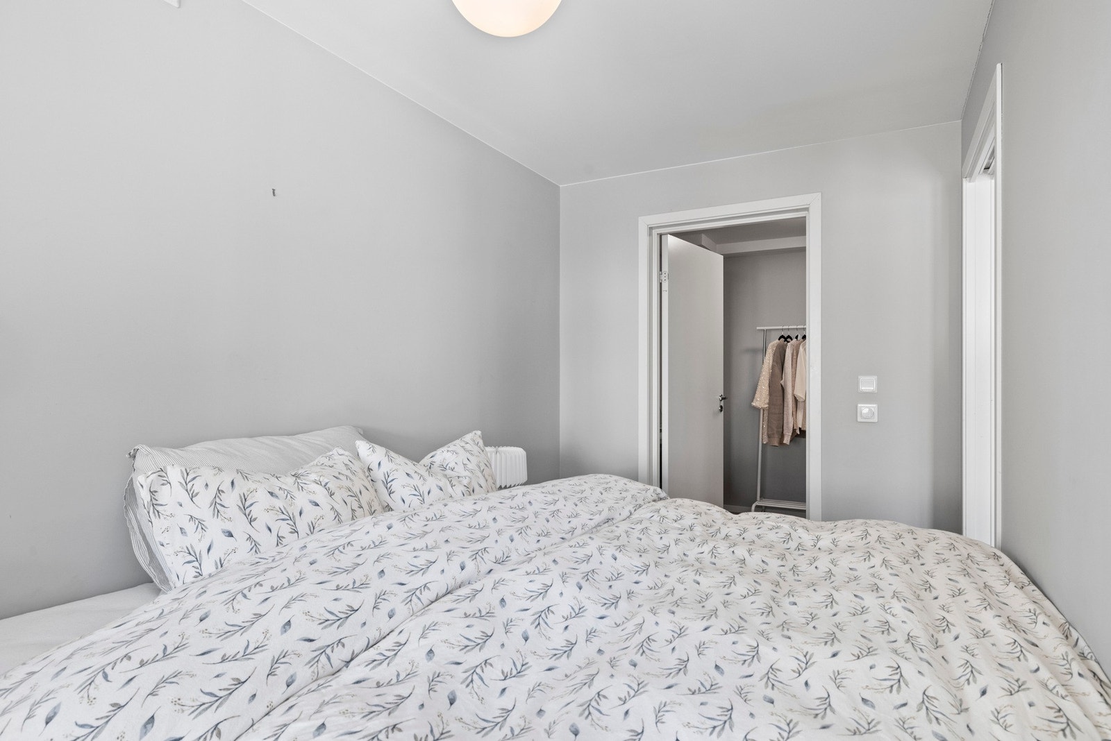 Fra hovedsoverommet har du direkte tilgang til walk in closet - der har du god plass til oppbevaring av klær Galleribilde