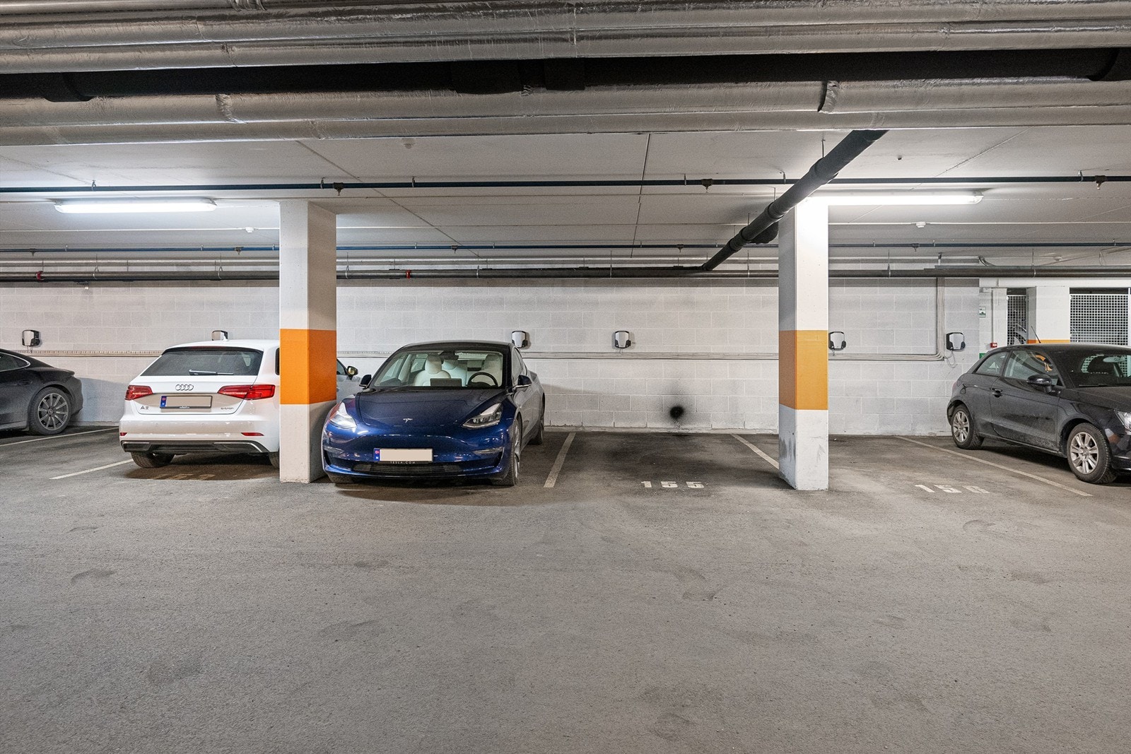 Boligen har bruksrett til garasjeplass nr. 155 med elbil-lader. Garasjeplassen befinner seg praktisk til i felles lukket garasjeanlegg. Sameiet har også felles sykkelparkering i parkeringskjeller. Galleribilde