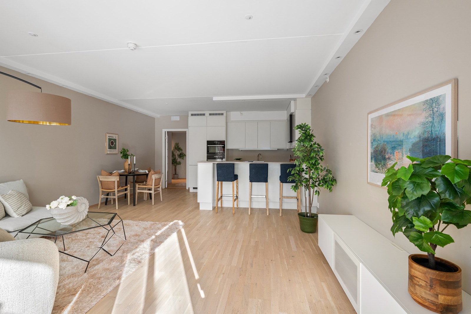 Stuen og kjøkkenet ligger i åpen løsning som gir et meget hyggelig og sosialt allrom Galleribilde