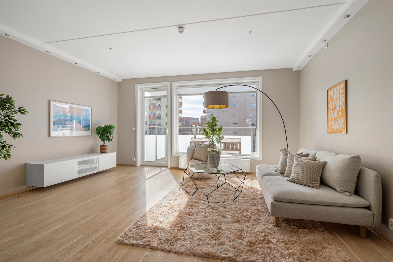 I stuen er det god plass til en stor sofa med tilhørende møblement til tv og spisebord Galleribilde