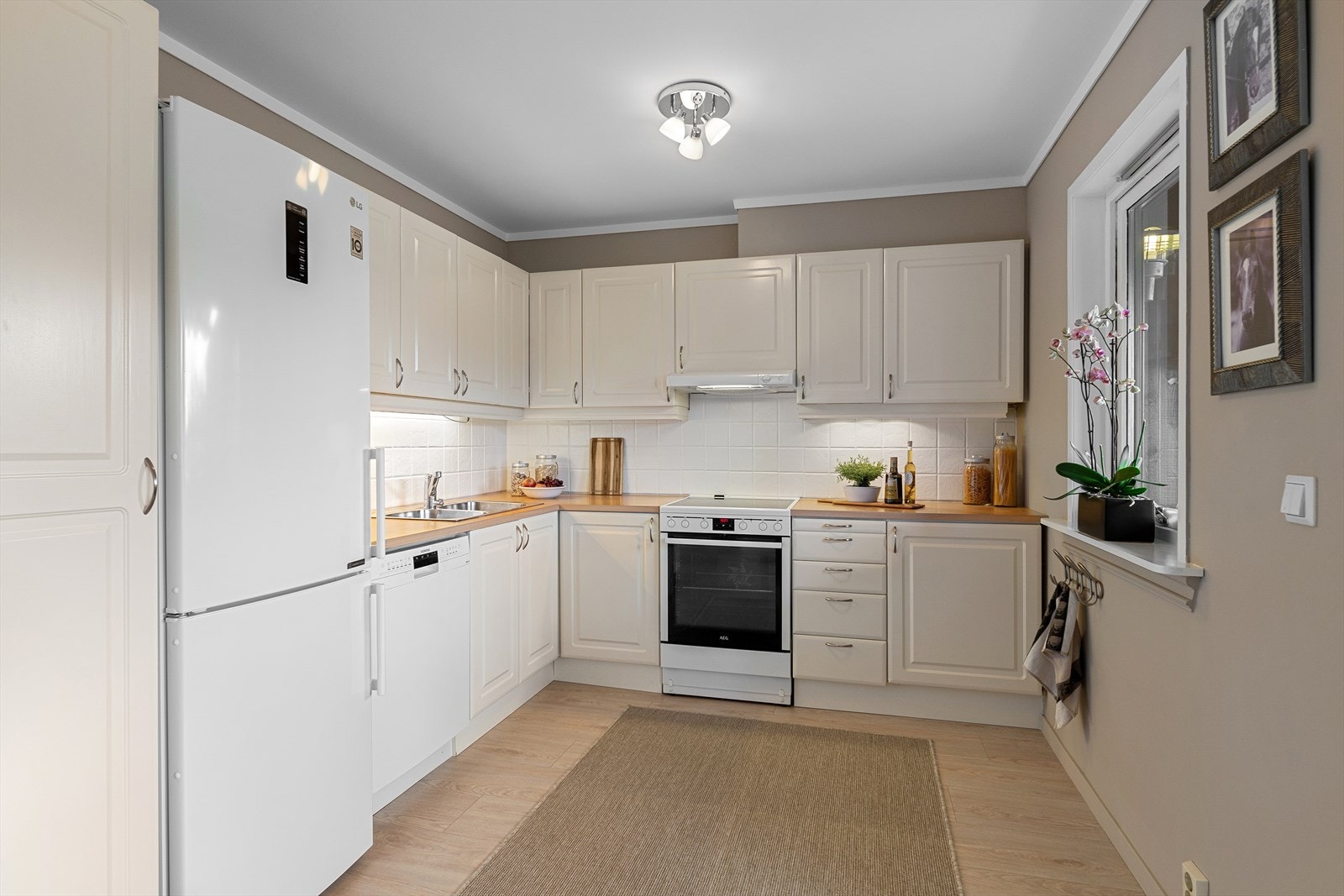 En gjennomtenkt plassering av elementene gjør kjøkkenet til et praktisk og hyggelig sted å lage mat. Galleribilde