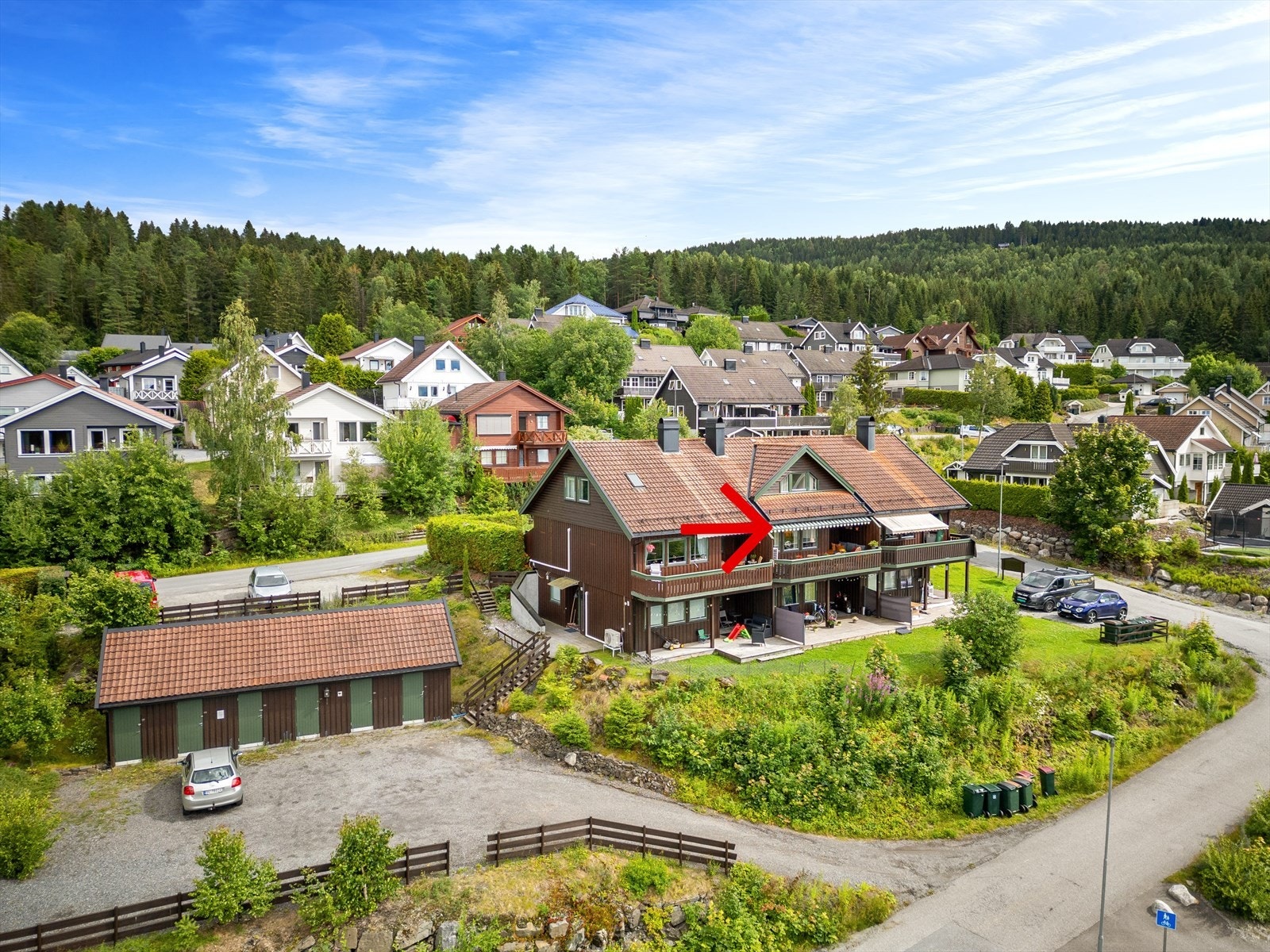 Praktisk utvendig bod i rekke på 4,5 kvm med god plass til diverse lagring. Galleribilde