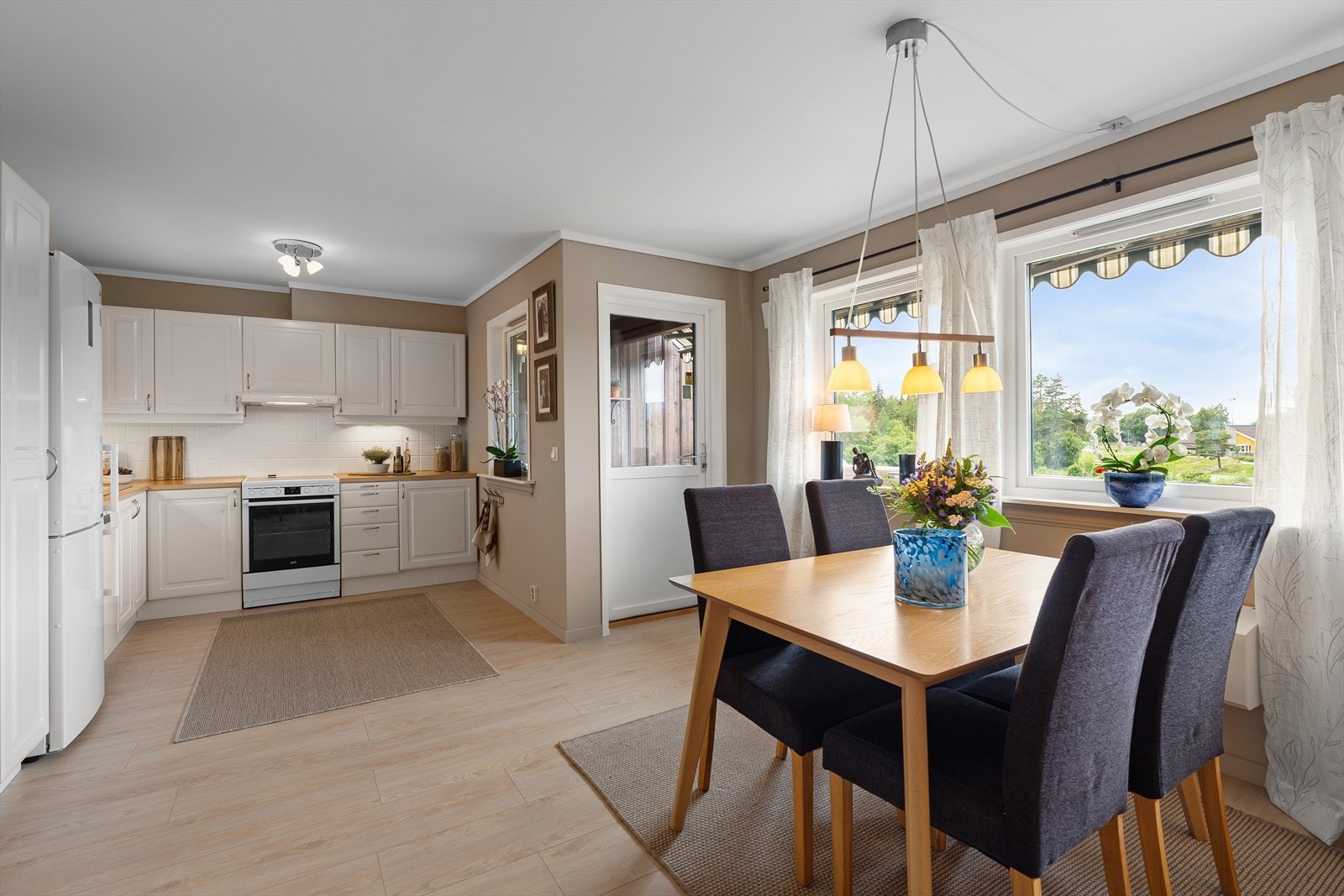 God plass til en hyggelig spisestue, der hele familien kan samles til et bedre måltid. Galleribilde