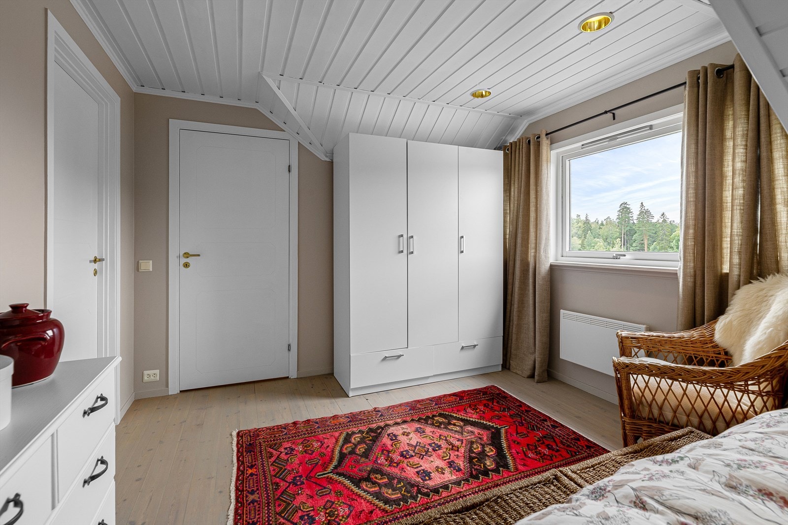 Lyst og delikat soverom(1) malt i duse farger som skaper en behagelig tilværelse. Galleribilde