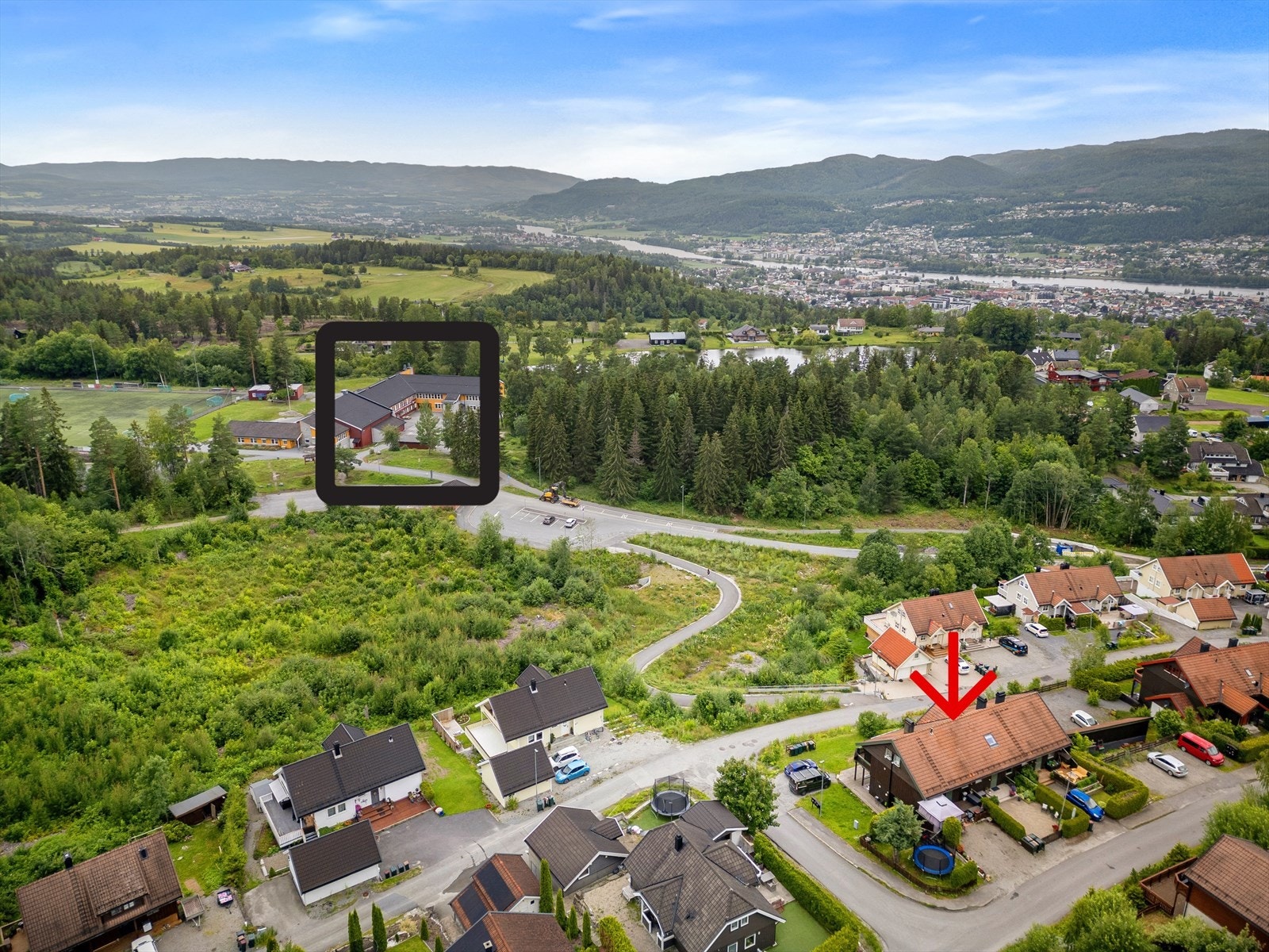 Eiendommen ligger i et populært og barnevennlig område med kort gangavstand til barneskole og barnehage. ( skole er markert med sort, bolig med rød pil.) Galleribilde