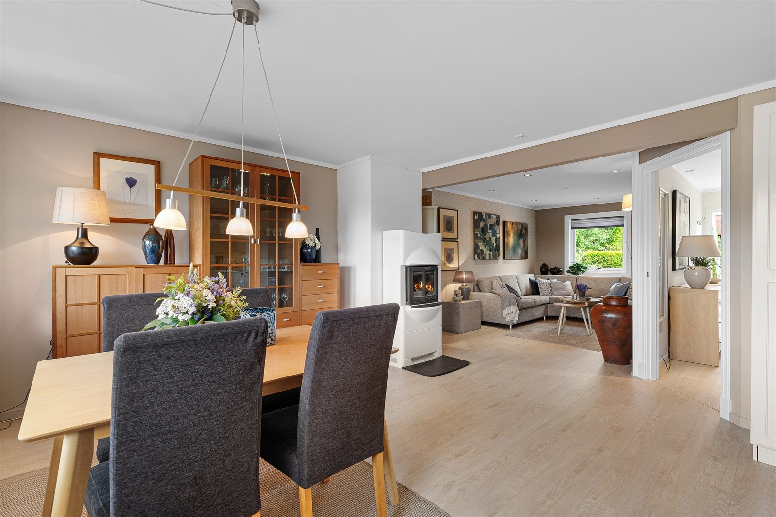 Boligen har en åpen spisestue/stue/kjøkken løsning som bidrar til en sosial tilværelse. Galleribilde