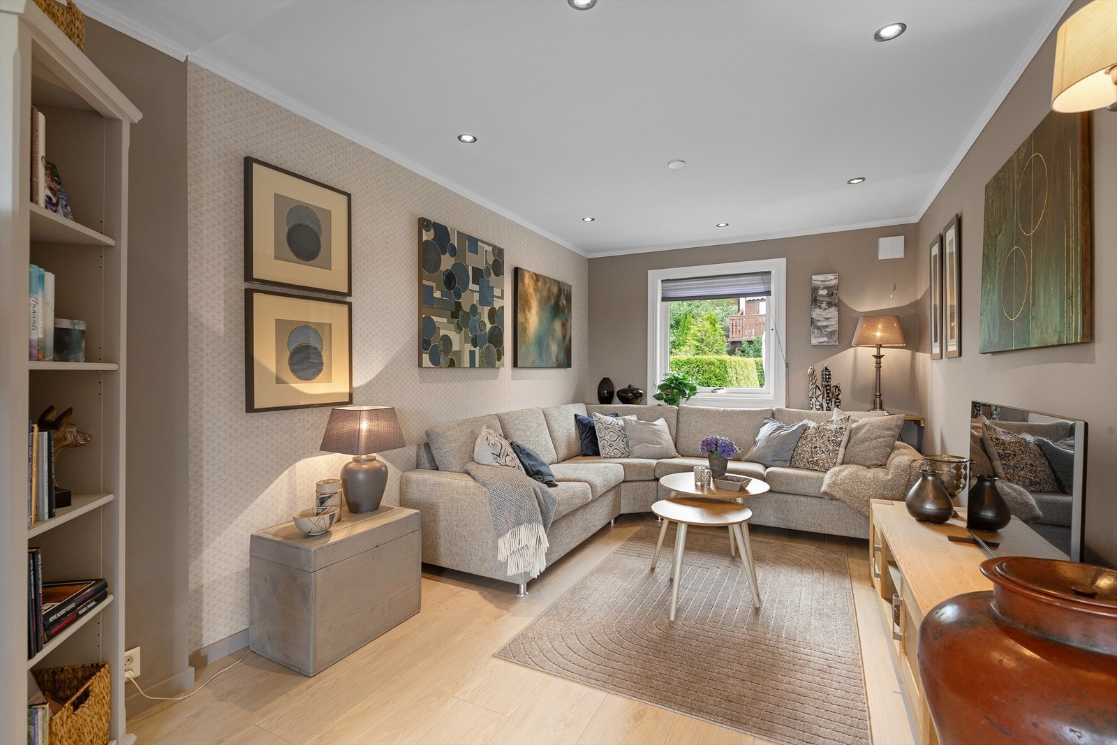 Det er muligheter for å møblere med flere sittegrupper i stuen. Galleribilde