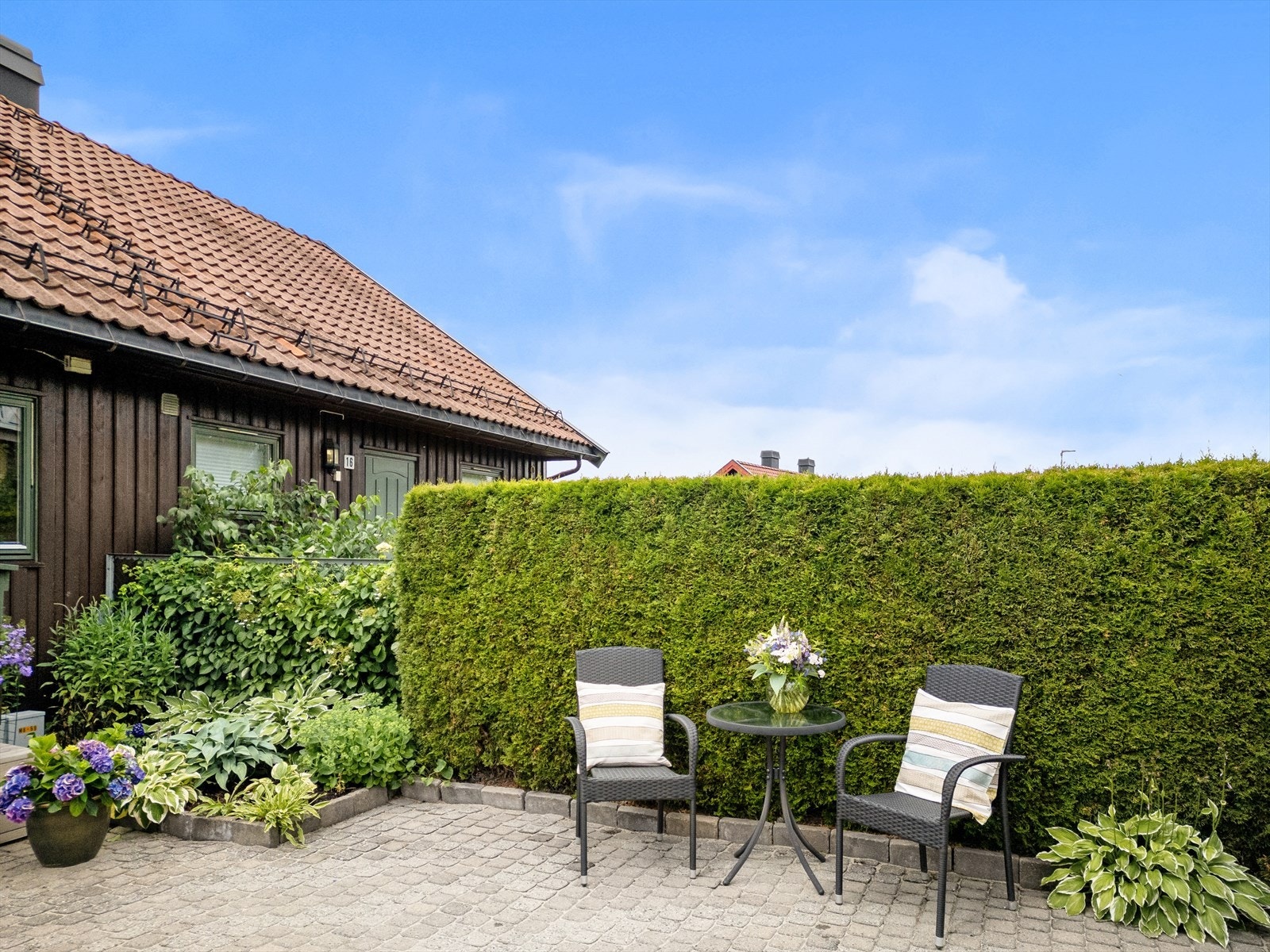 Hyggelig inngangsparti og gårdsplass med belegningsstein. Galleribilde