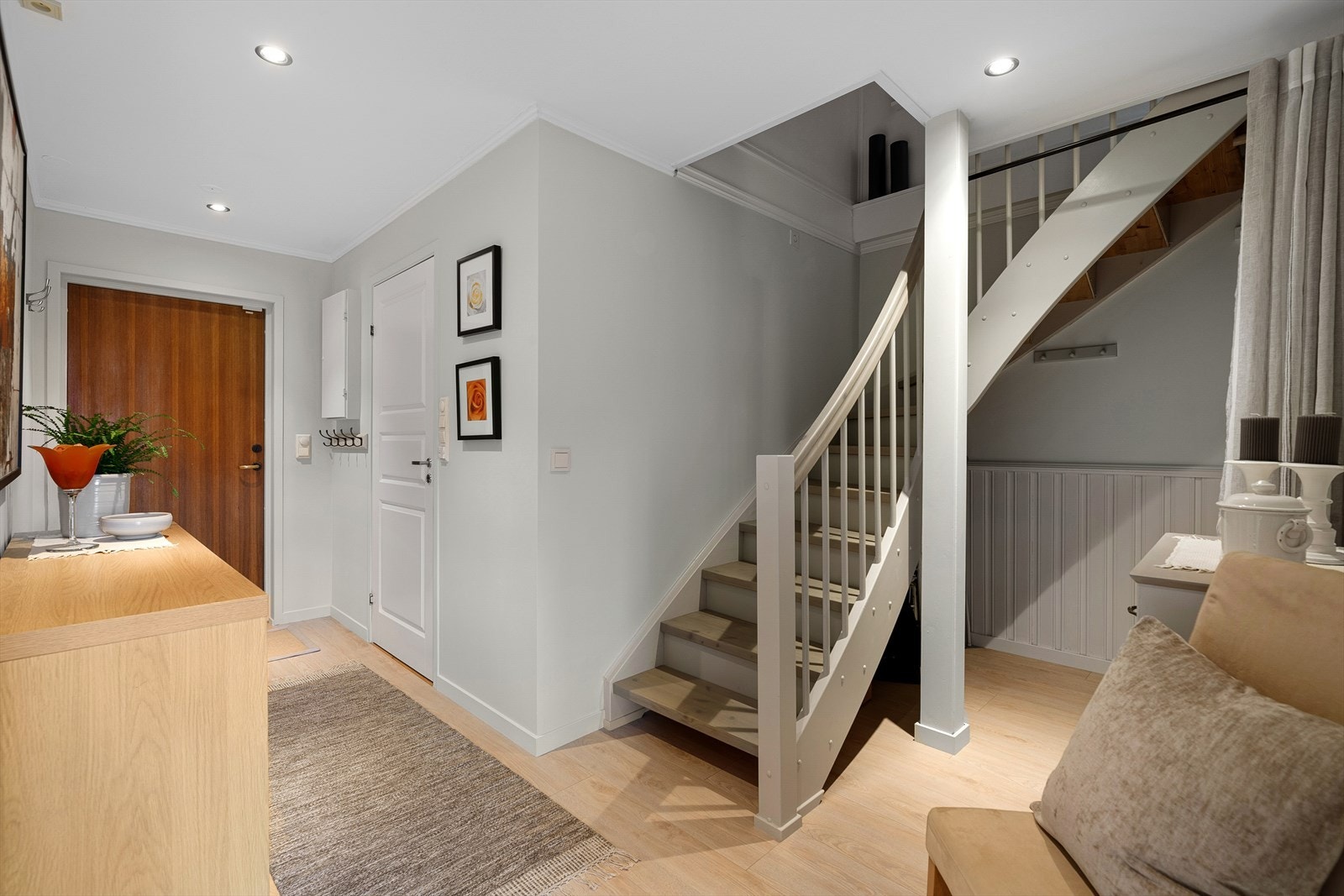 Velkommen inn til en romslig entré med downlights i tak og plass til oppheng av yttertøy. Galleribilde