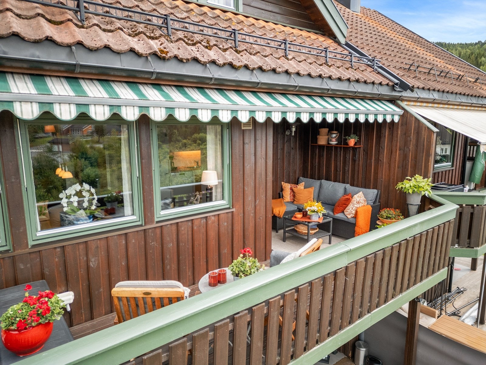 Fra stuen er det direkte utgang til en hyggelig veranda, der en kan sitte å nyte utsikten ut over nærområdet. Galleribilde