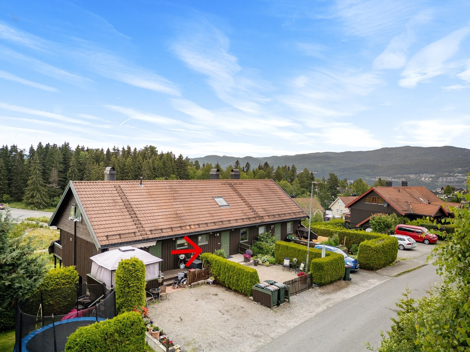 Pen rekkehusleilighet over to etasjer og med hyggelig veranda med adkomst fra gårdsplass. Galleribilde