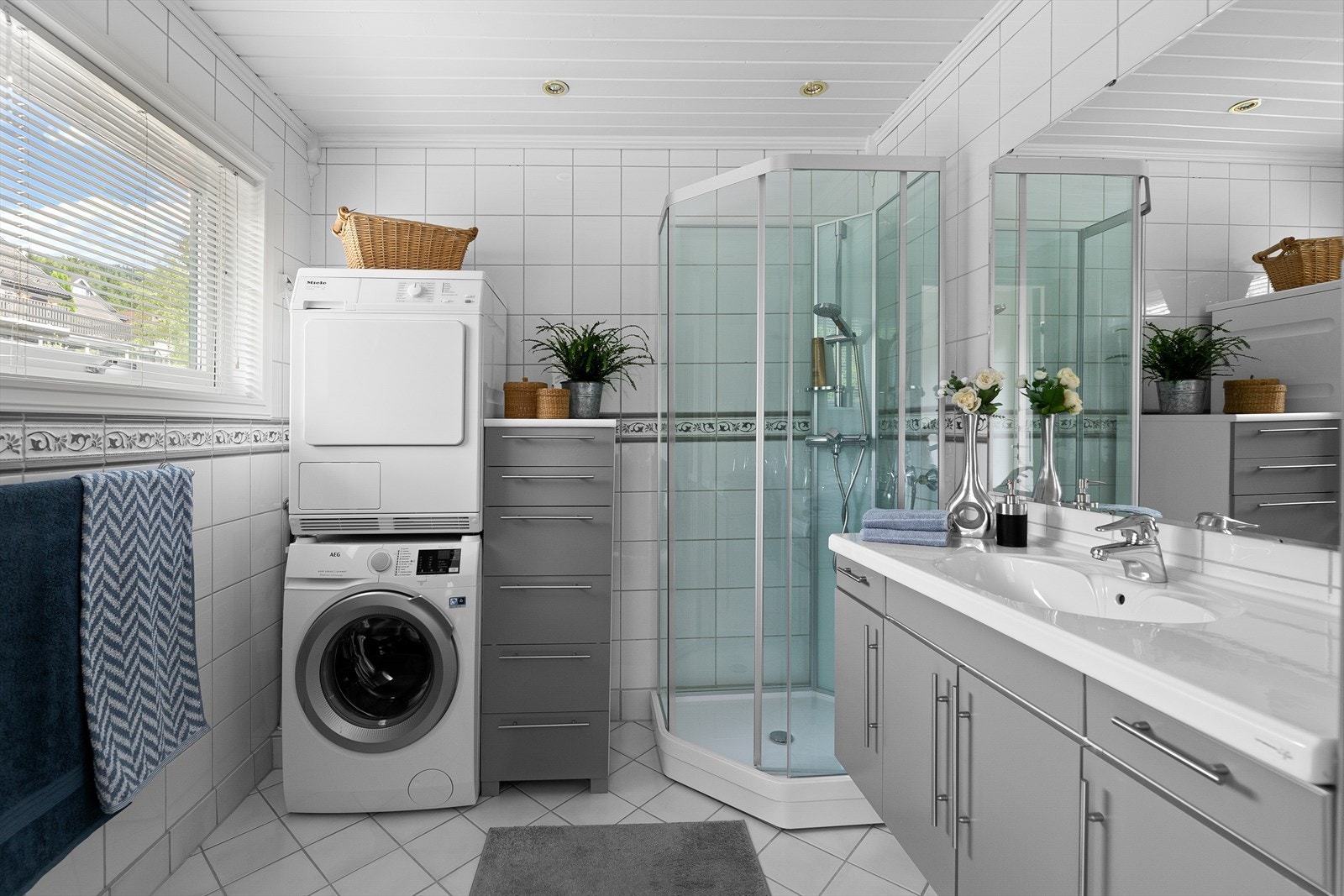 Pent flislagt baderom med gulvvarme, opplegg for vaskemaskin. Galleribilde