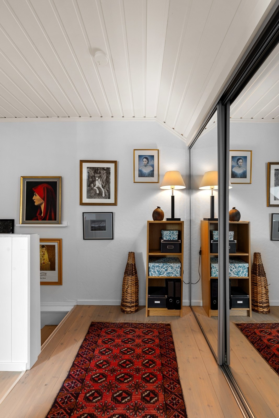 Trappen fører deg ned til første etasje, rommet har godt med oppbevaring i skyvedørsgarderobe. Galleribilde