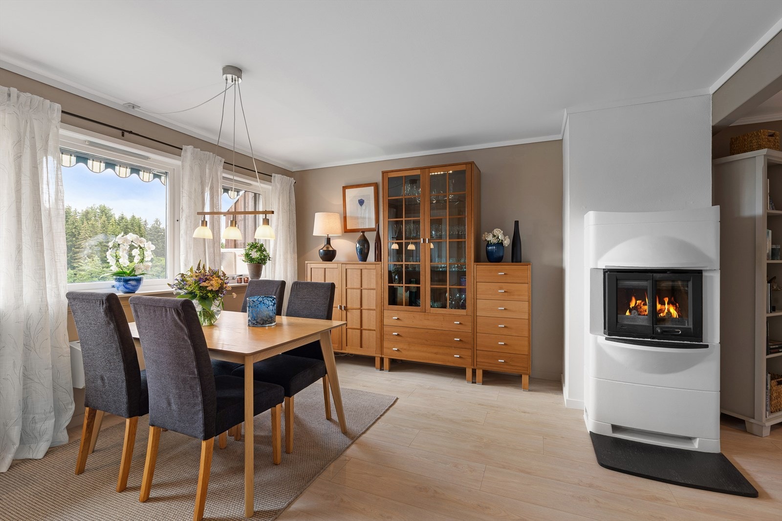 Blikkfanget i stuen er en delikat peis som varmer godt ved litt kaldere kvelder. Galleribilde