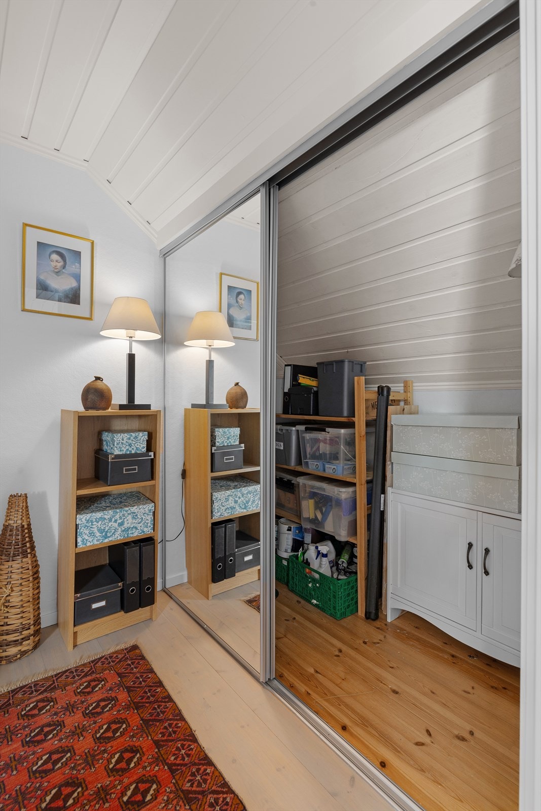Romslig garderobe/bod plass, bak speil skyvedører. Galleribilde