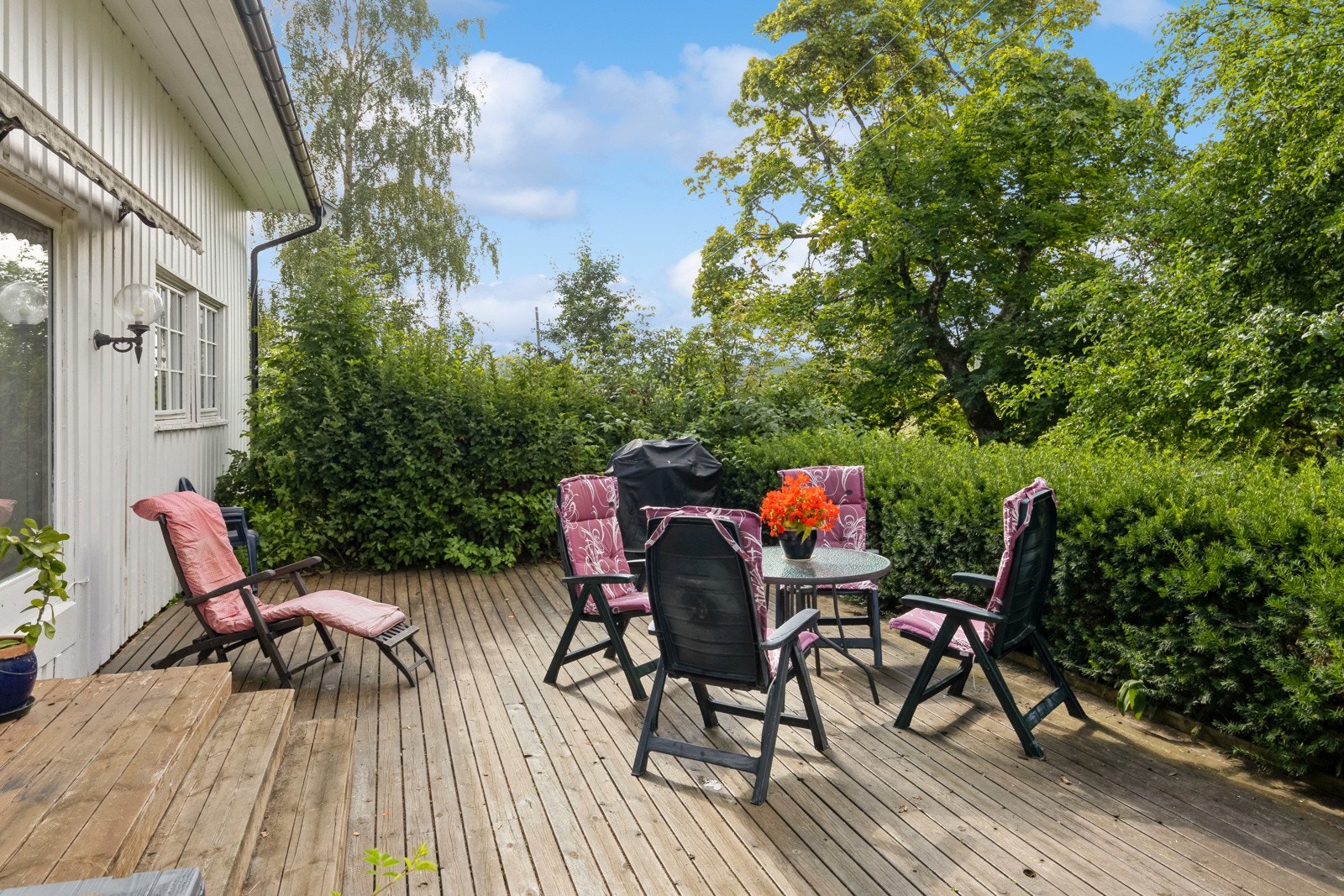 Fra spisestuen er det utgang til en sydvestvendt markterrasse på ca. 37 kvm. Galleribilde