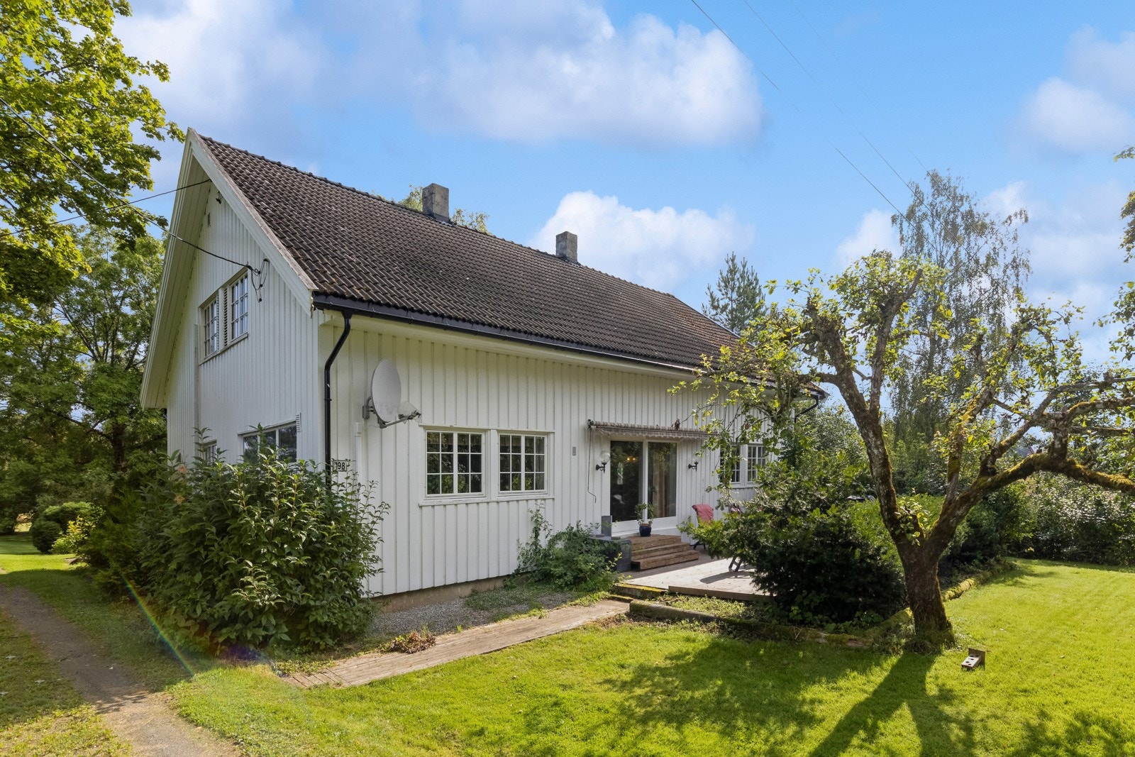 Tunet er stort og frodig, uten innsyn og helt uten gjennomgangstrafikk. Galleribilde