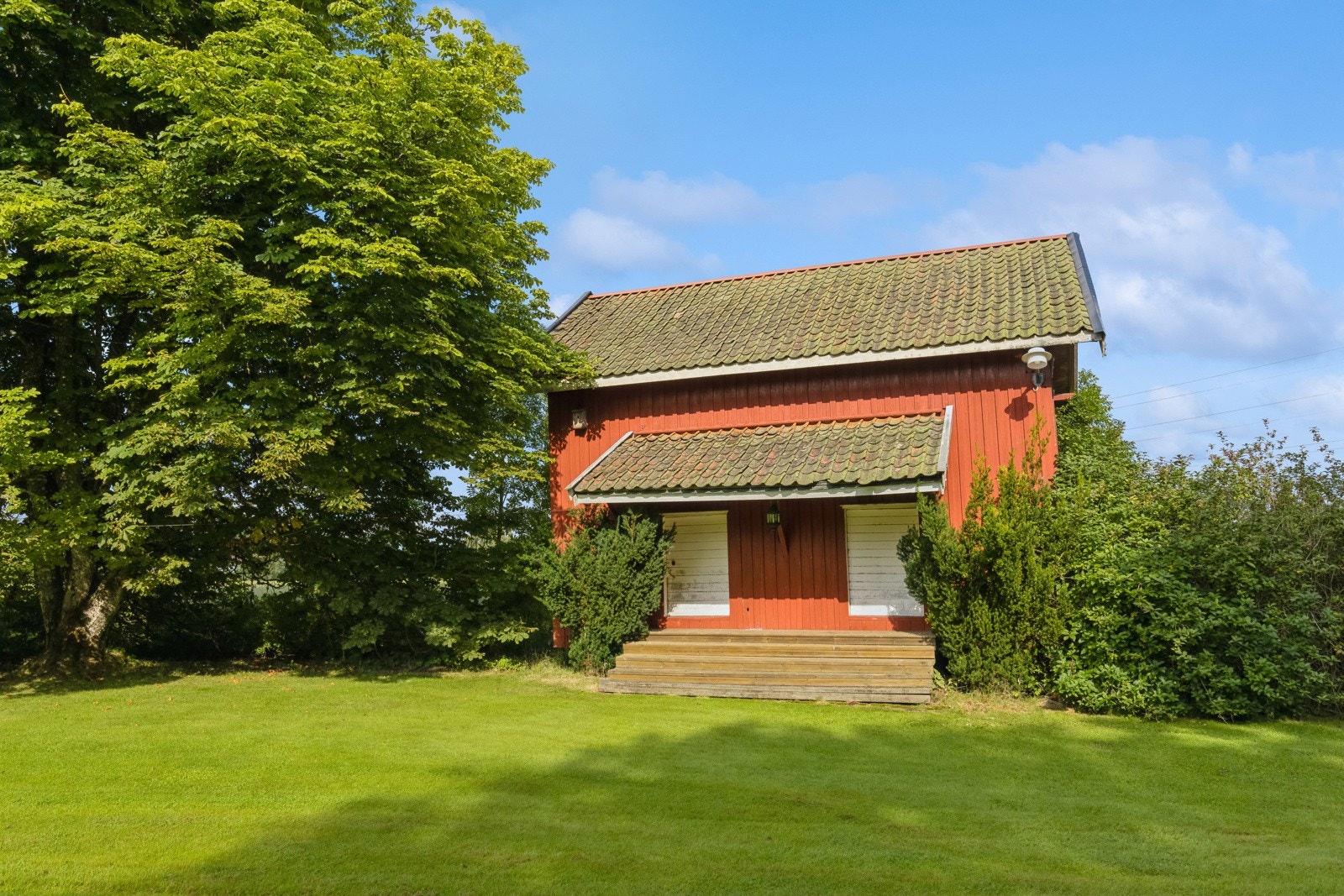 Stabburet på gården er i tradisjonell stil med to bodrom nede, samt åpent areal i andre etasje og på loft. Galleribilde