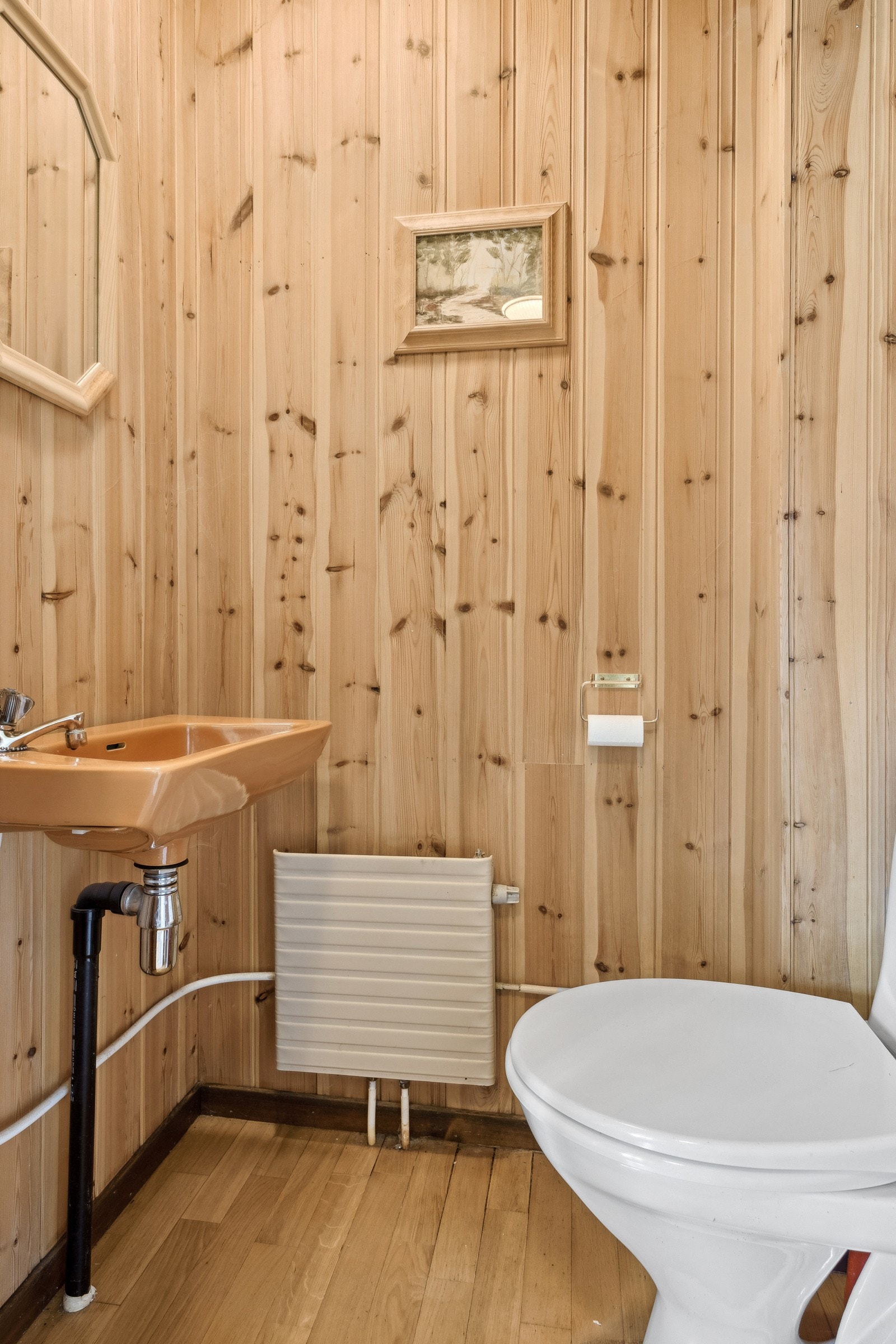 Rett ved vindfanget har boligen et toalettrom, noe som er praktisk ved gjestebesøk og for små folk på farta. Galleribilde