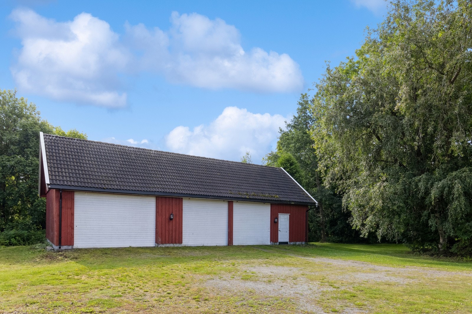 Vognskjulet har innlagt strøm, inngangsdør og tre skyveporter på vestveggen. Galleribilde