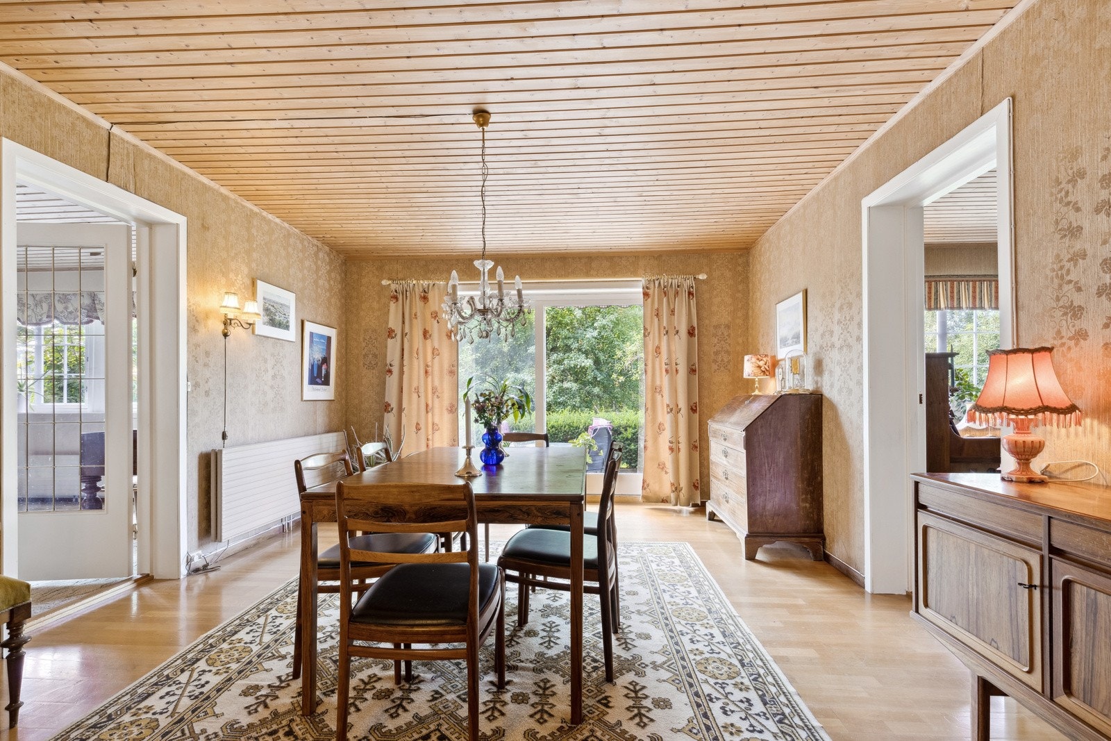 Stuen har dør med blyglass til finstuen og skyvedør ut til en hyggelig markterrasse. Galleribilde