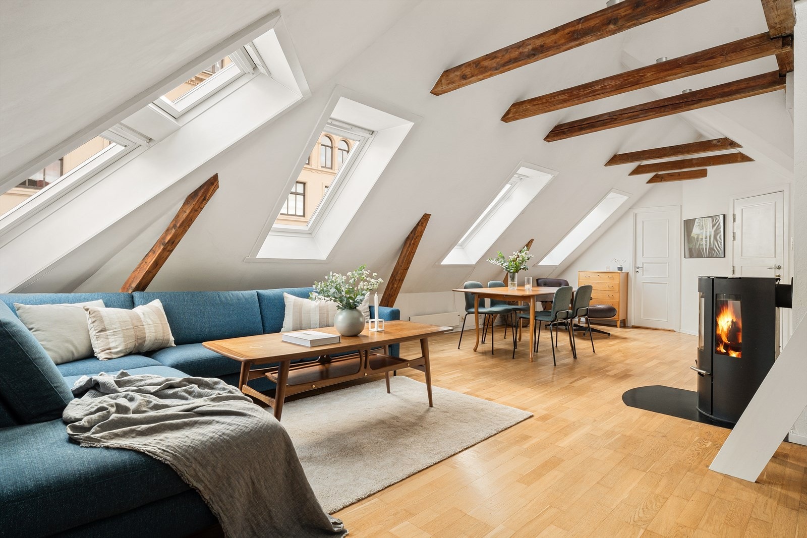 Velkommen inn til en romslig stue. Store vinduer gir rikelig med naturlig lys til stue og kjøkken Galleribilde