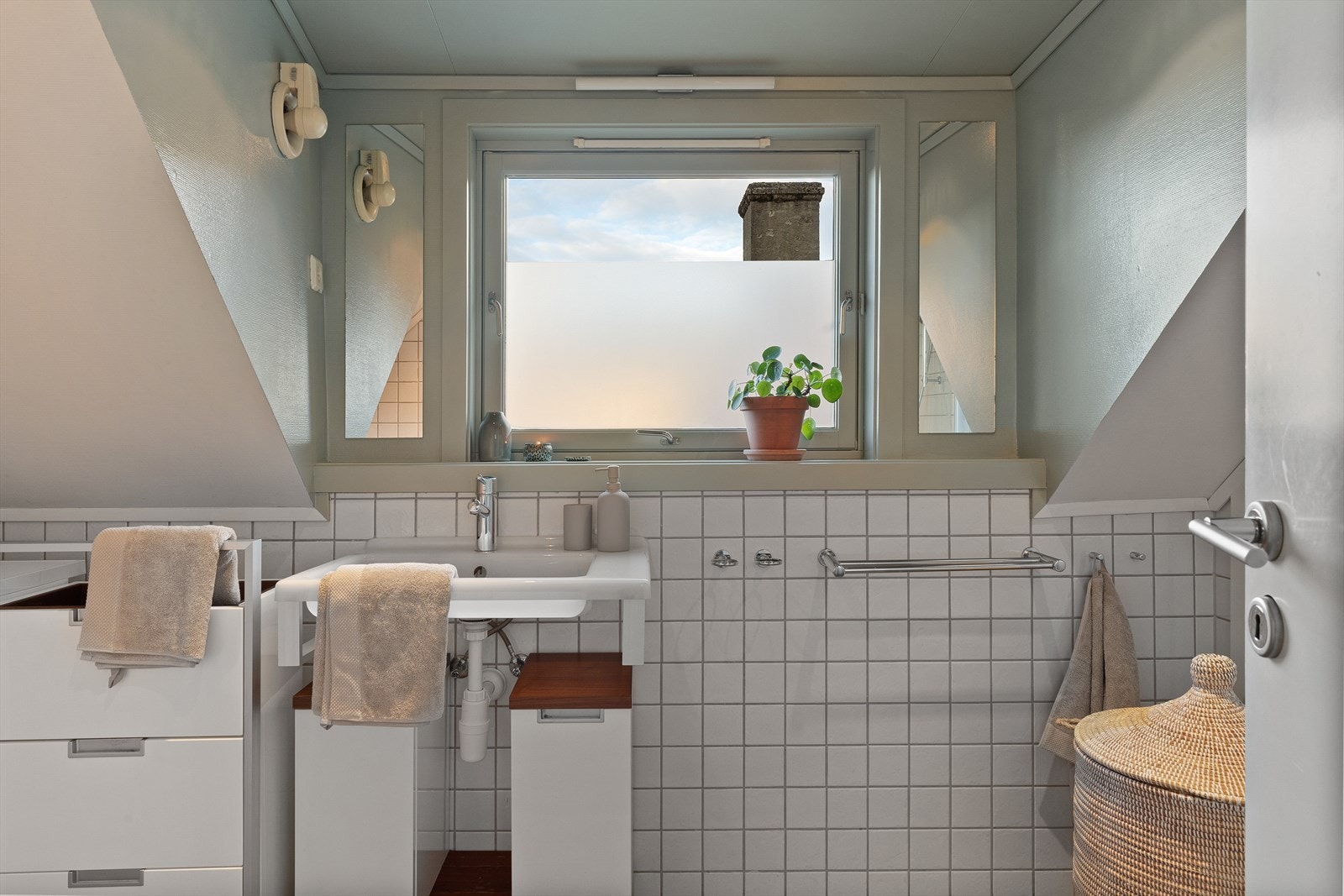 Fra badet er det utsikt mot Fløyen. Galleribilde