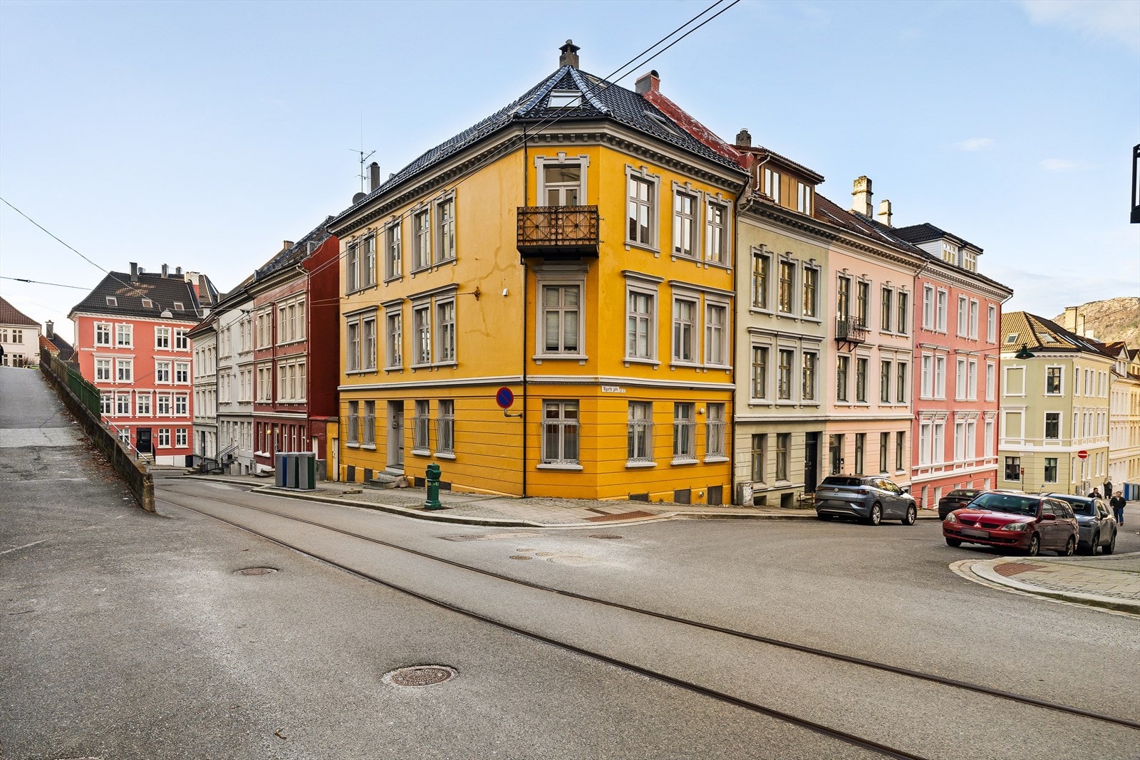 Øysteins gate 8 er et velholdt bygg. Nytt yttertak med glasert takstein fra 2019. Fasade ble pusset opp samme året. Galleribilde