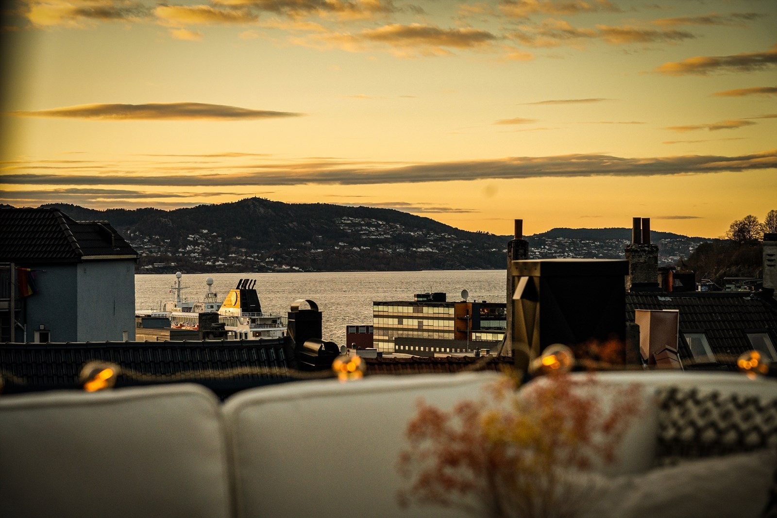Utsikt over byfjorden, til Askøy, Fløyen og Ulriken. Galleribilde