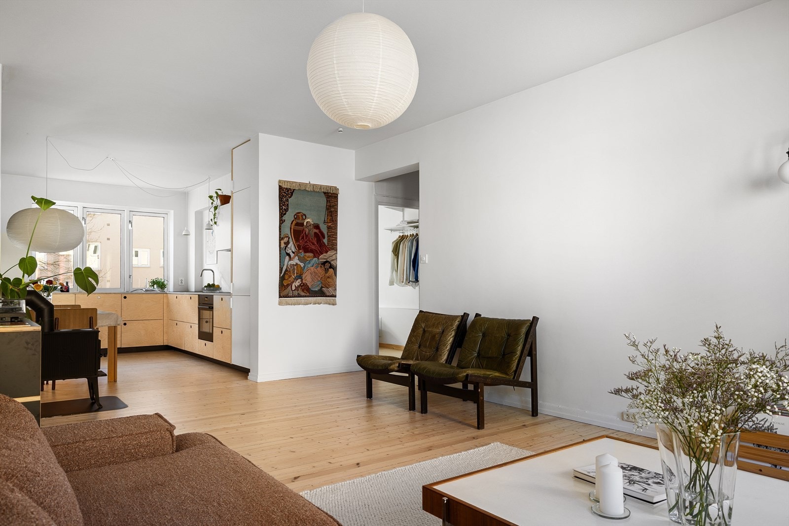 Stue og kjøkken ligger åpent mot hverandre, som gjør at rikelig med lys slipper inn gjennom hele dagen. Galleribilde