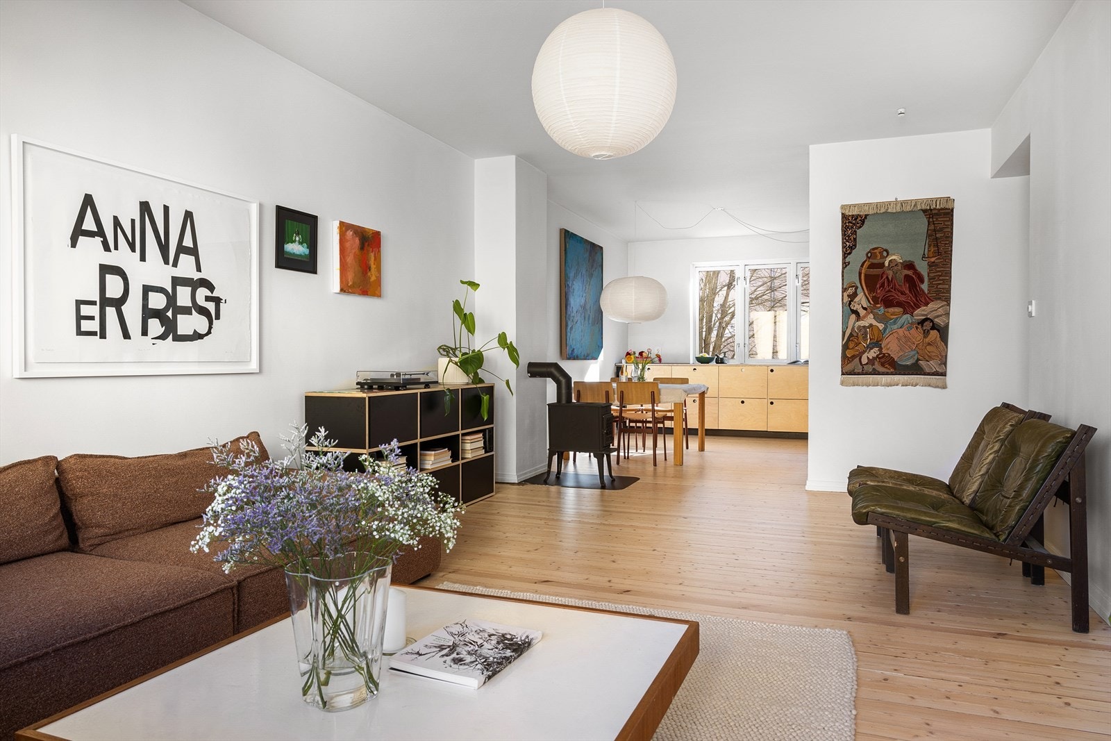 Lys og romslig stue med god plass til sofagruppe og annet møblement. Det originale tregulvet som ble slipt i 2021 tilfører varme og karakter til hele leiligheten. Galleribilde