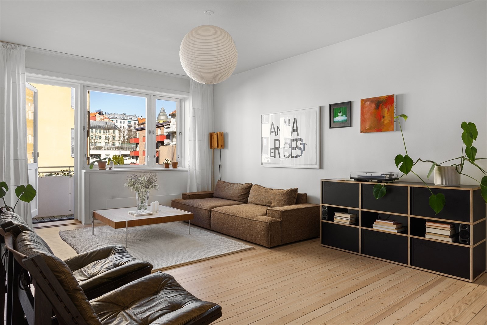 De store vindusflatene slipper inn rikelig med naturlig lys og skaper en luftig atmosfære, med utsikt oppover mot St. Hanshaugen. Galleribilde