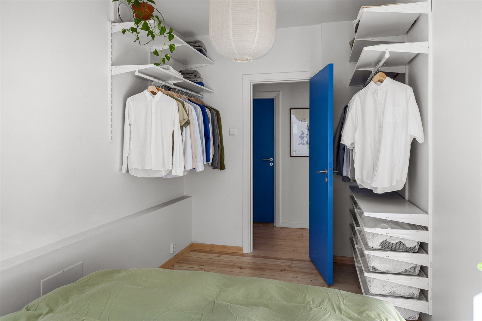 Smart garderobeløsning med rikelig oppbevaringsplass inne på soverommet. Galleribilde