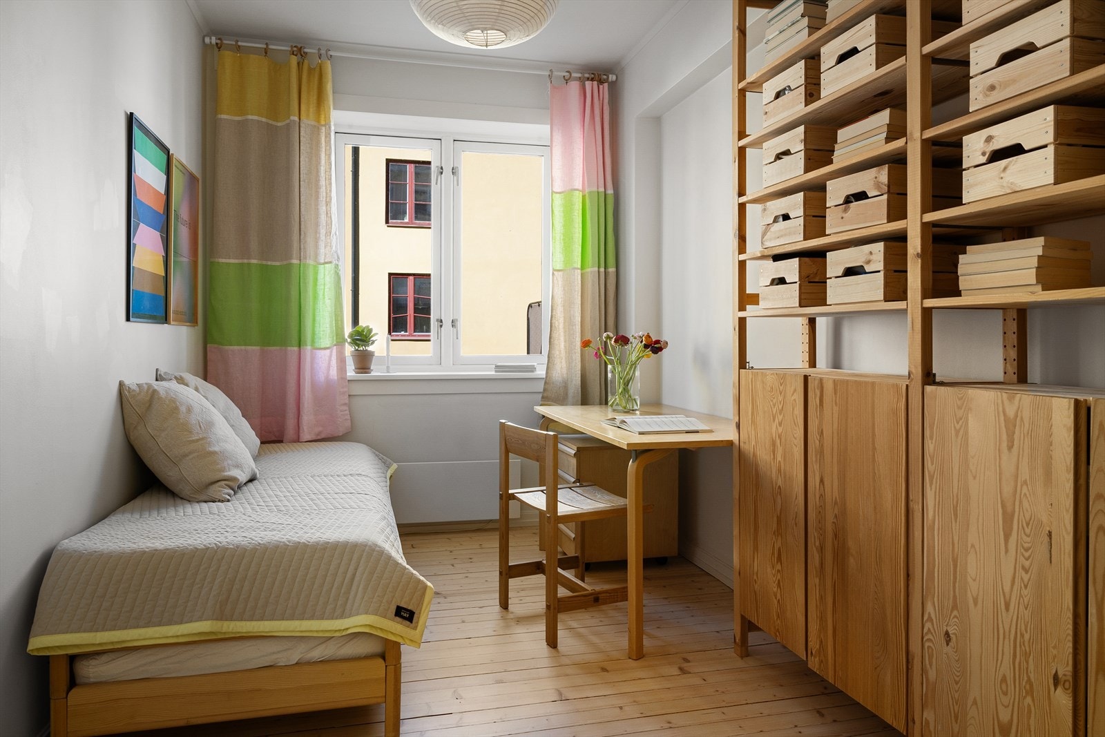 Det andre soverommet har samme gode størrelse, og blir i dag brukt som gjesterom og kontor. Galleribilde