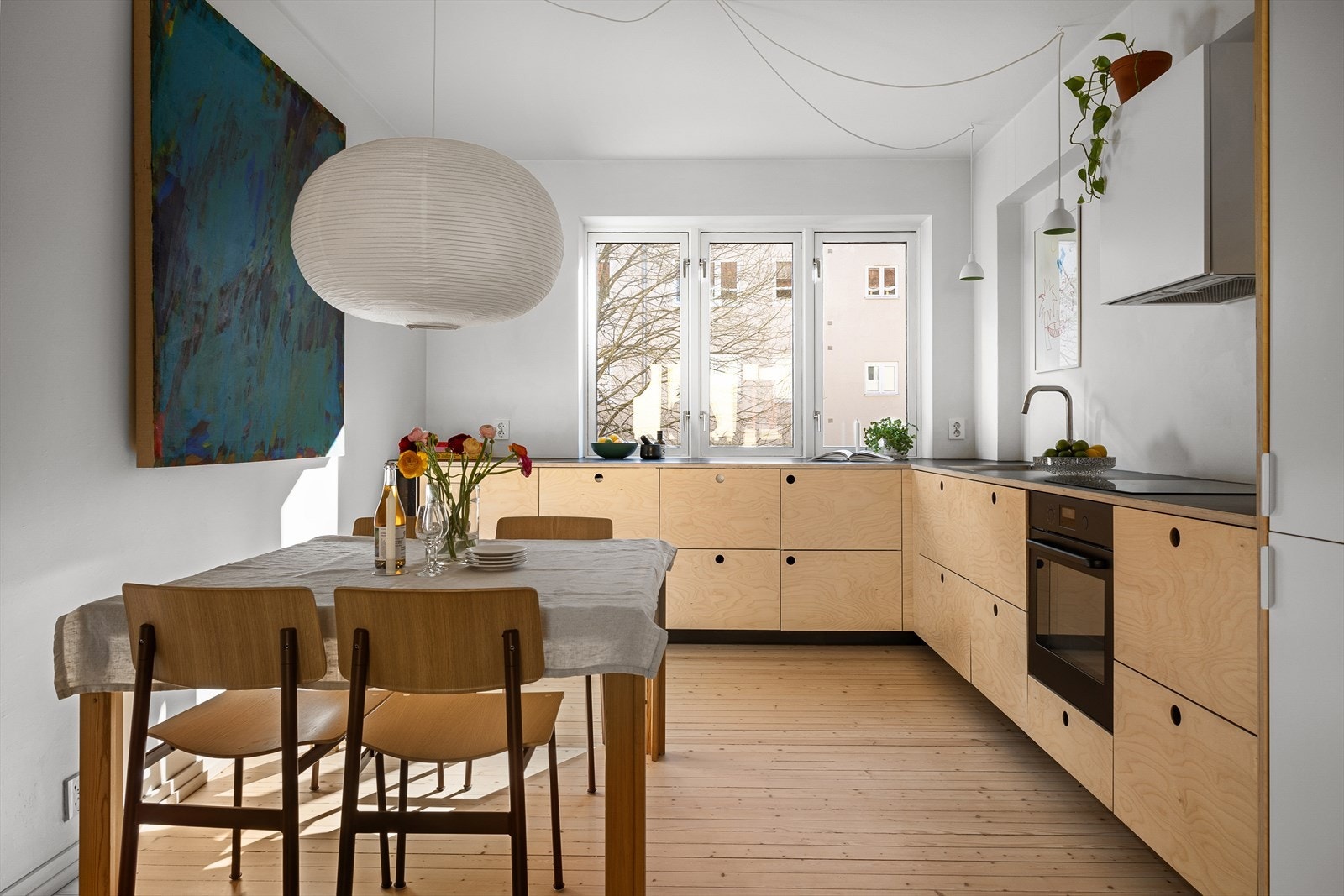 Velkommen til Fredrikke Qvams gate 17! Leiligheten ble vesentlig pusset opp i 2021 med ny planløsning, nytt kjøkken, sliping av gulv, ny baderomsinredning og gjennomgående stilfulle valg. Galleribilde