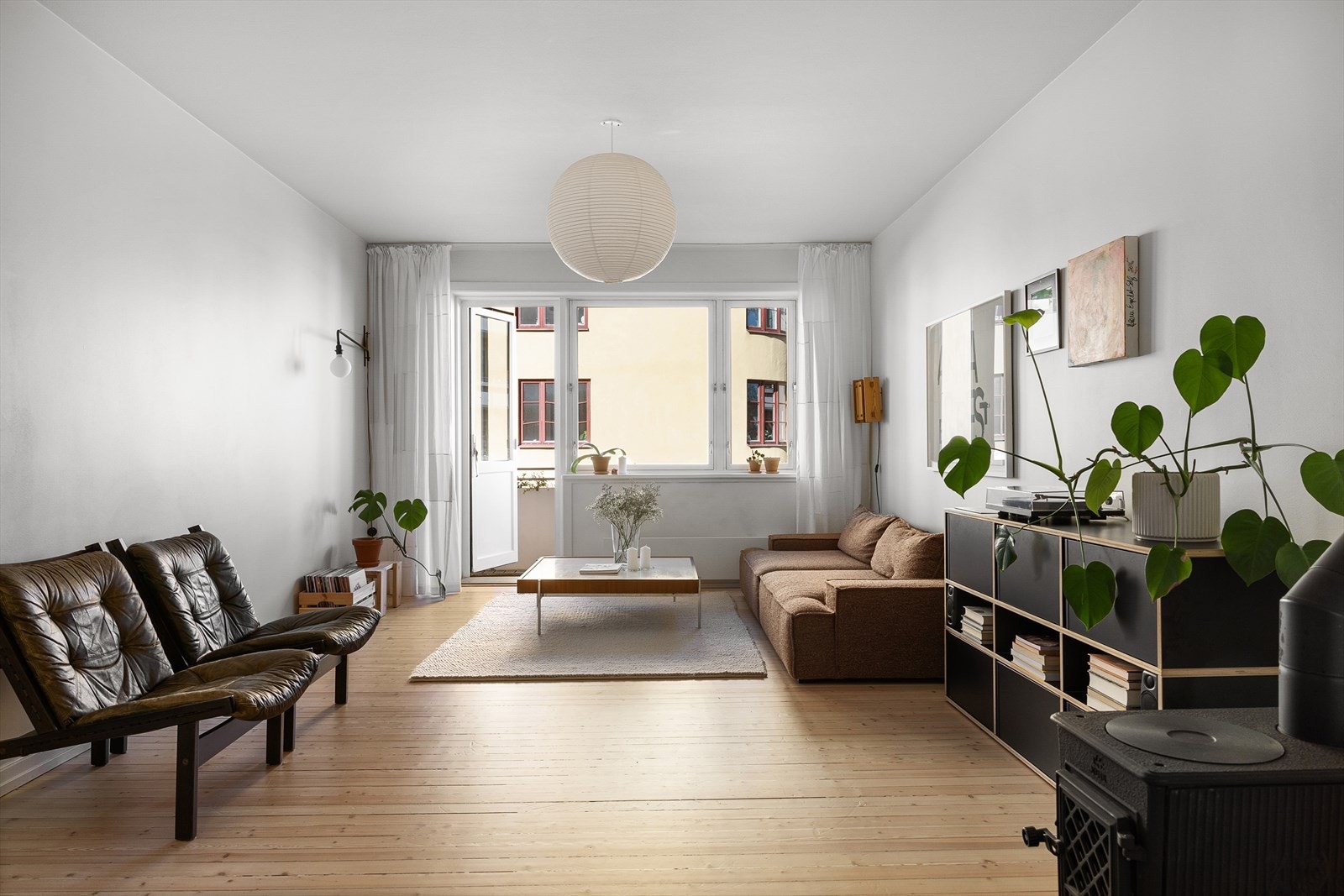 Utgang til romslig balkong fra stuen. Galleribilde