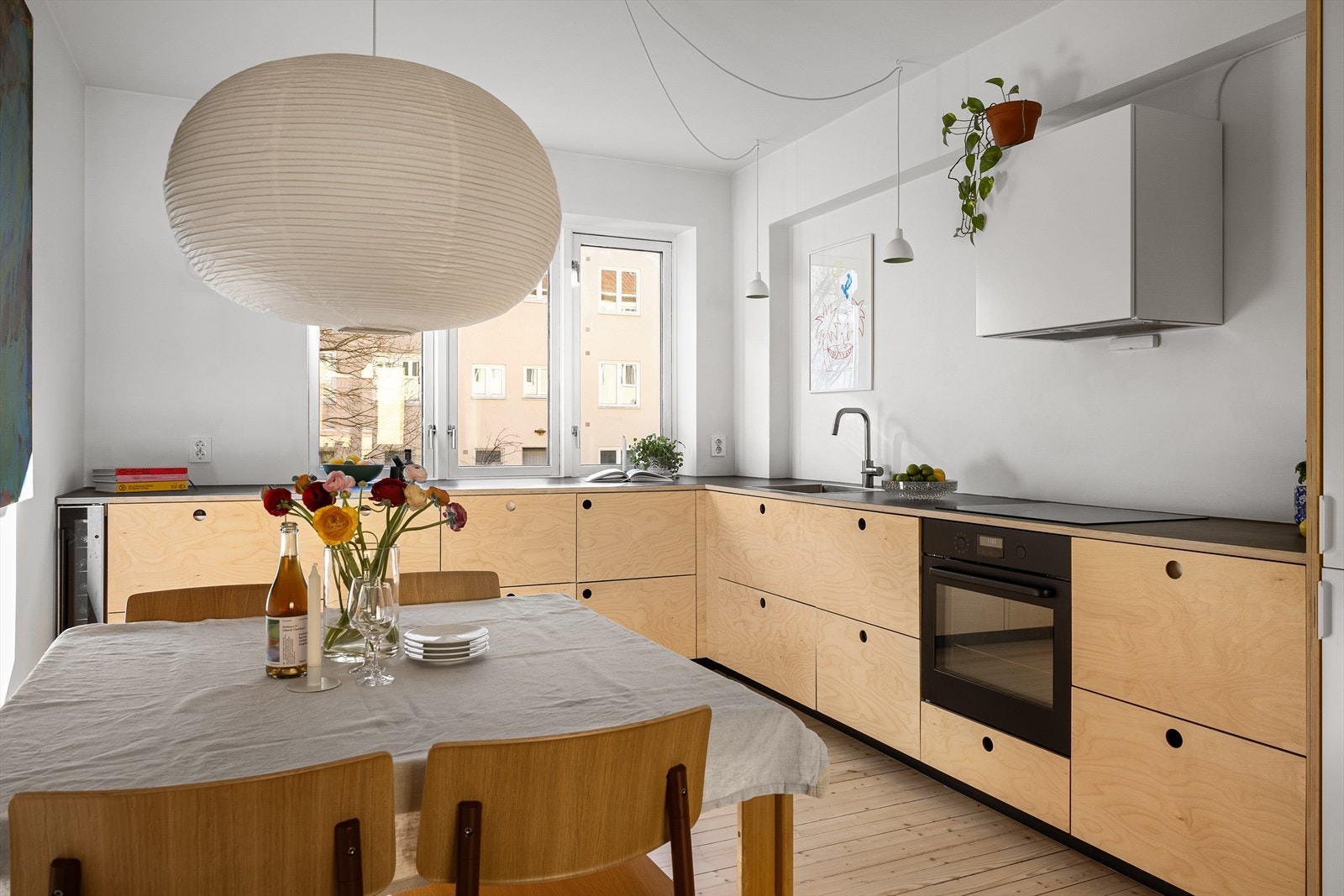 Kjøkkenet er fullt utstyrt med integrert kjøl/fryseskap, oppvaskmaskin, vinskap, stekeovn og platetopp, med en kullfilter vifte plassert over stekesonen. Galleribilde