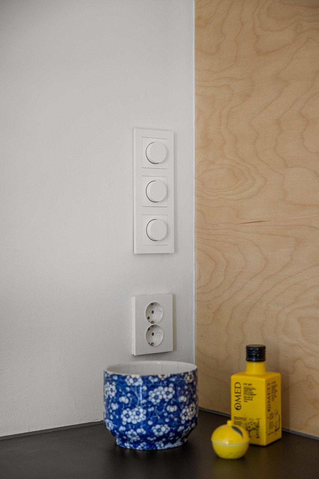 Kjøkkenet ble renovert i 2021 med tilhørende vann/avløp og elektrisk anlegg, ink. Elko Plus og Plejd-system for smart lysstyring. Galleribilde